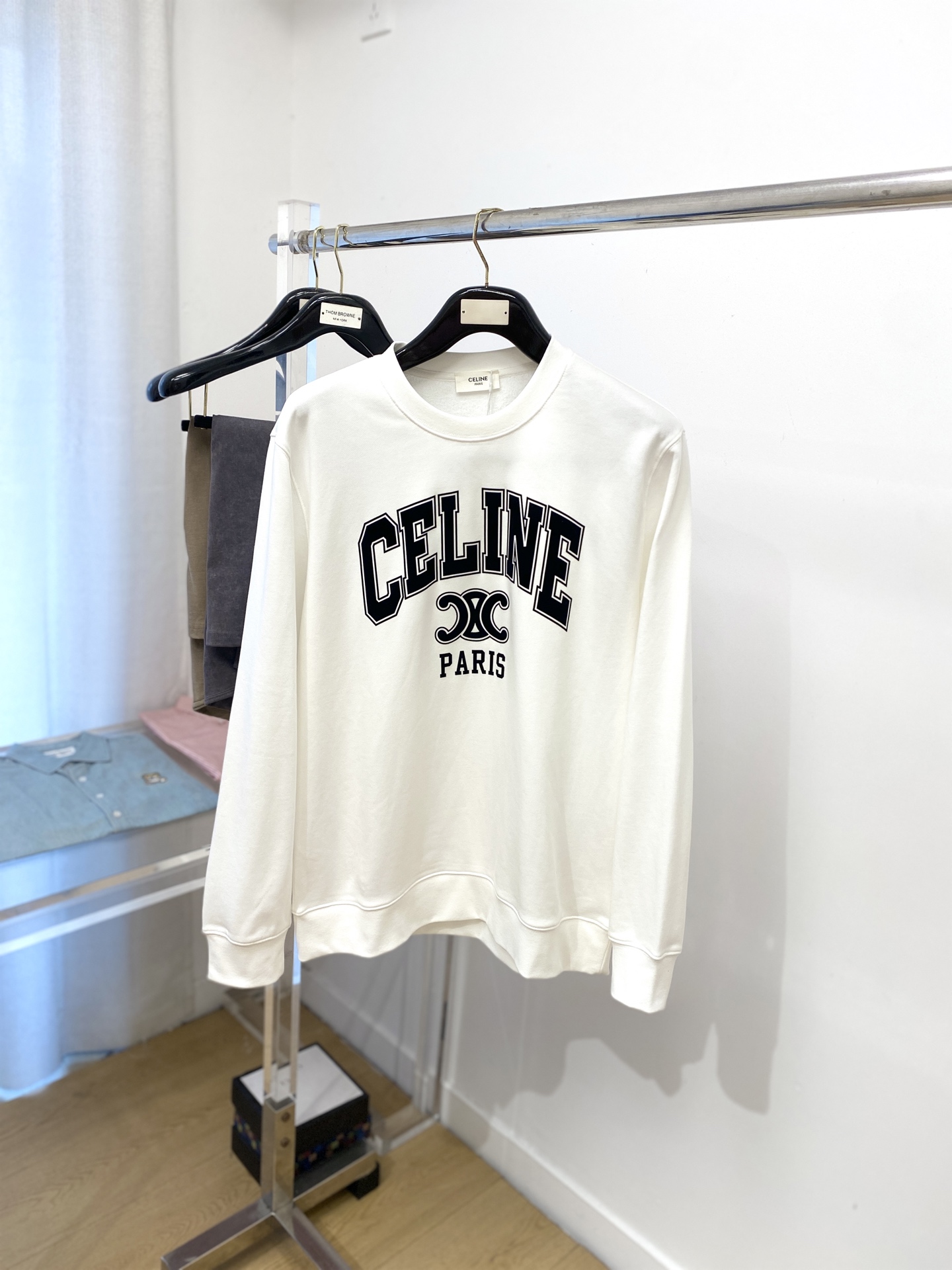 NO:518118,Celine, the latest sweatshirt in 2025, handsome and fashionable, top-level direct injection pattern letter logo on the chest, simple and versatile style. Fabric cotton is not only crisp, maintains a fashionable silhouette, but also comfortable to wear, and the yarn is more delicate, the number M-2XL, celine, celine, hoodie, sweatshirts, alexander wang19860909Celine 赛琳、2025最新款卫衣,帅气时尚,胸前顶级直喷图案字母logo,简约百搭款.面料棉 不仅挺括,保持潮流的廓形,又穿着舒适,纱织更细腻,码数M-2XL,,celine,celine,hoodie,sweatshirts,alexander wang,Men's clothing