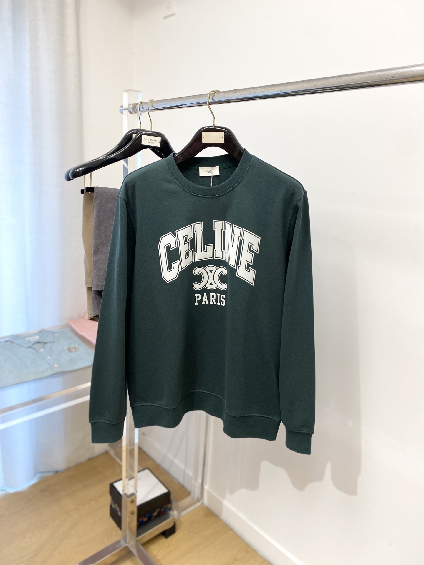 NO:510729,Celine, the latest sweatshirt in 2025, handsome and fashionable, top-level direct injection pattern letter logo on the chest, simple and versatile style. Fabric cotton is not only crisp, maintains a fashionable silhouette, but also comfortable to wear, and the yarn is more delicate, the number M-2XL, celine, celine, hoodie, sweatshirts, alexander wang19860909Celine 赛琳、2025最新款卫衣,帅气时尚,胸前顶级直喷图案字母logo,简约百搭款.面料棉 不仅挺括,保持潮流的廓形,又穿着舒适,纱织更细腻,码数M-2XL,,celine,celine,hoodie,sweatshirts,alexander wang,Men's clothing