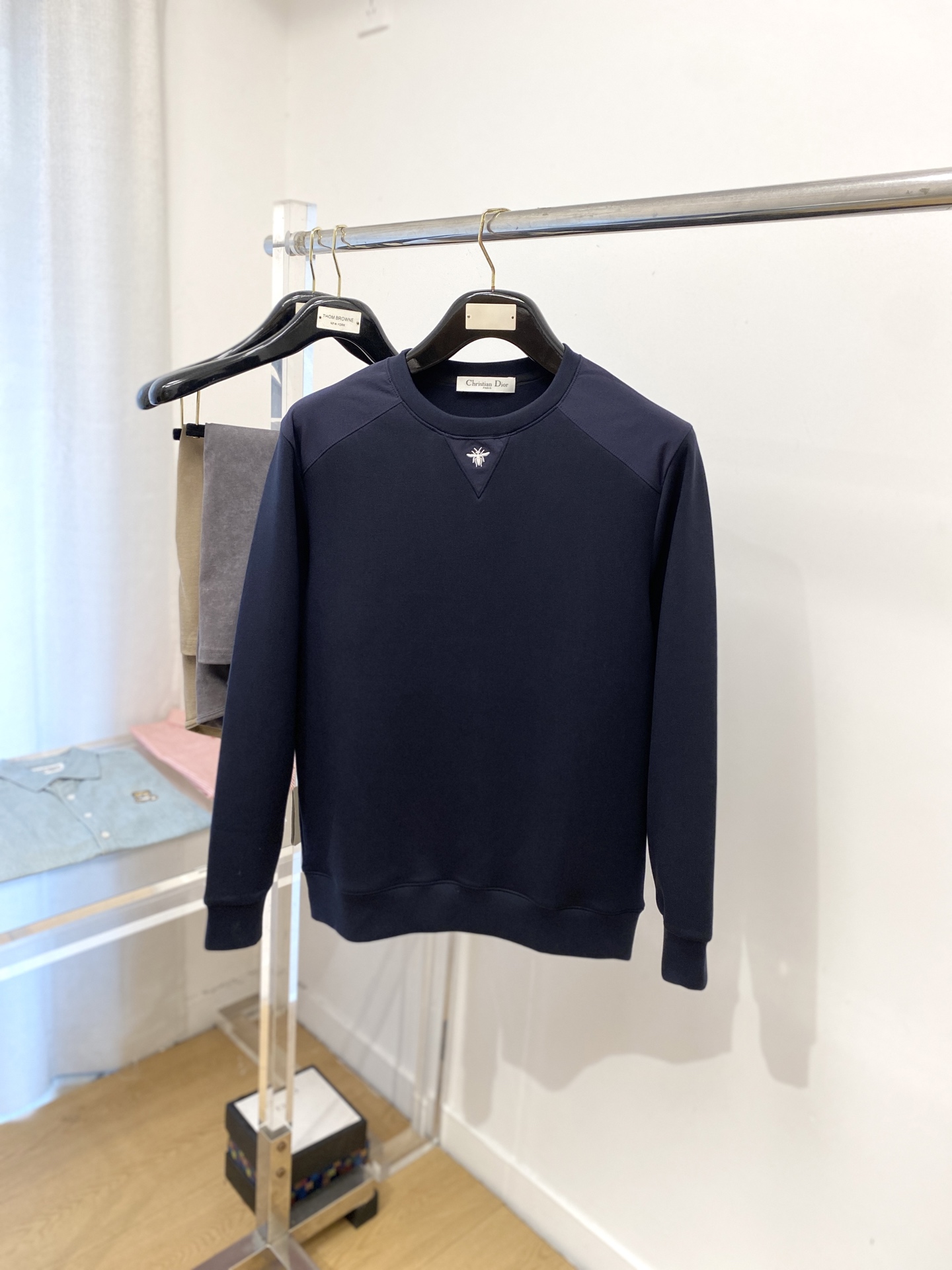 NO:518135,Dior, the latest sweatshirts in 2025, handsome and fashionable, exquisite embroidered pattern logo on the chest, simple and versatile style. The fabric cotton is not only crisp, maintains the trendy silhouette, and is comfortable to wear, with more delicate yarn. M-4XL,,dior,hoodie,sweatshirts,alexander wang19860909迪奥、2025最新款卫衣,帅气时尚,胸口精致刺绣图案logo,简约百搭款.面料棉 不仅挺括,保持潮流的廓形,又穿着舒适,纱织更细腻,码数 M-4XL,,dior,hoodie,sweatshirts,alexander wang,Men's clothing