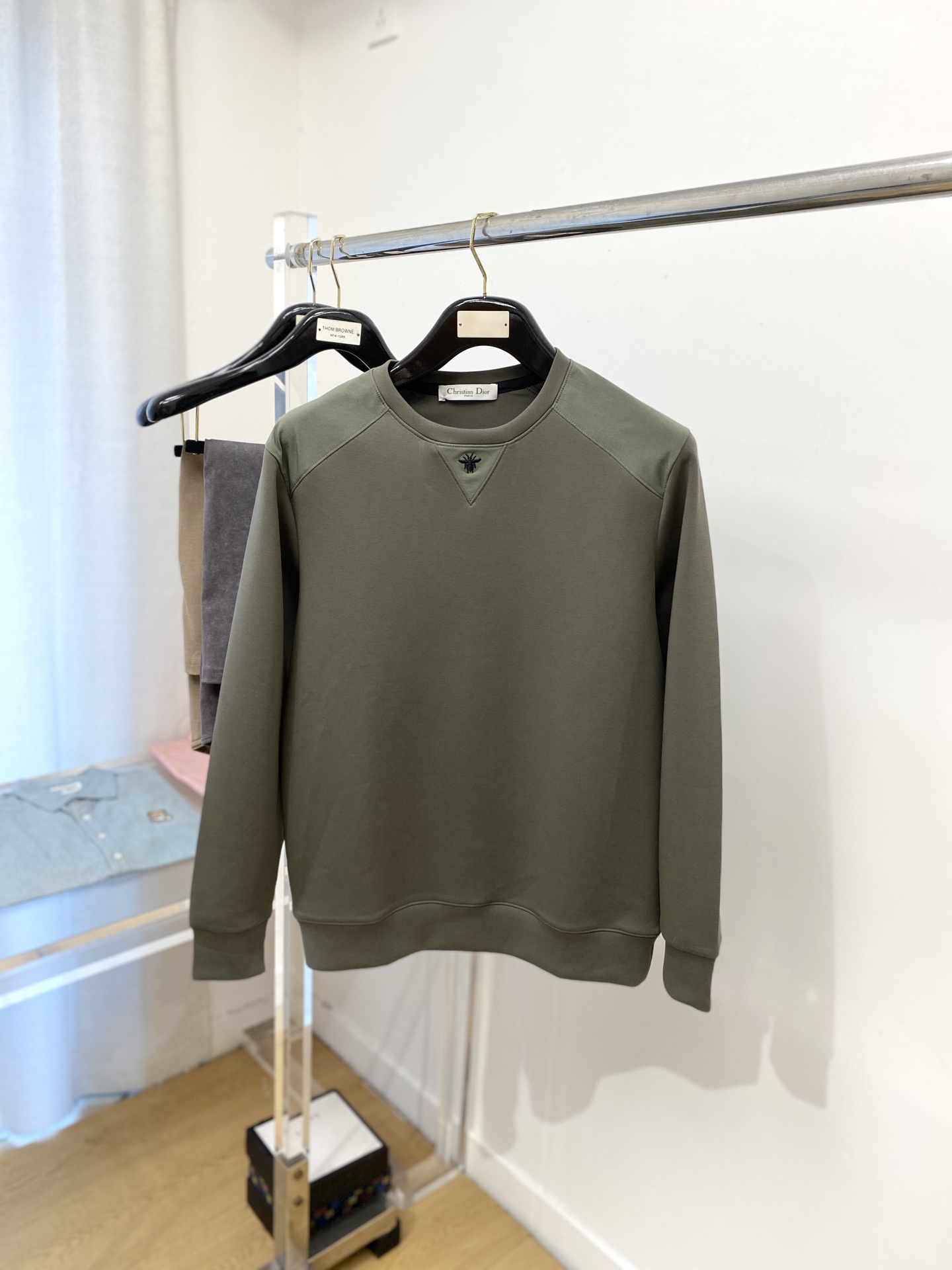 NO:518137,Dior, the latest sweatshirts in 2025, handsome and fashionable, exquisite embroidered pattern logo on the chest, simple and versatile style. The fabric cotton is not only crisp, maintains the trendy silhouette, and is comfortable to wear, and the yarn is more delicate. The number M-4XL, dior, hoodie, sweatshirts, alexander wang19860909迪奥、2025最新款卫衣,帅气时尚,胸口精致刺绣图案logo,简约百搭款.面料棉 不仅挺括,保持潮流的廓形,又穿着舒适,纱织更细腻,码数M-4XL,,dior,hoodie,sweatshirts,alexander wang,Men's clothing