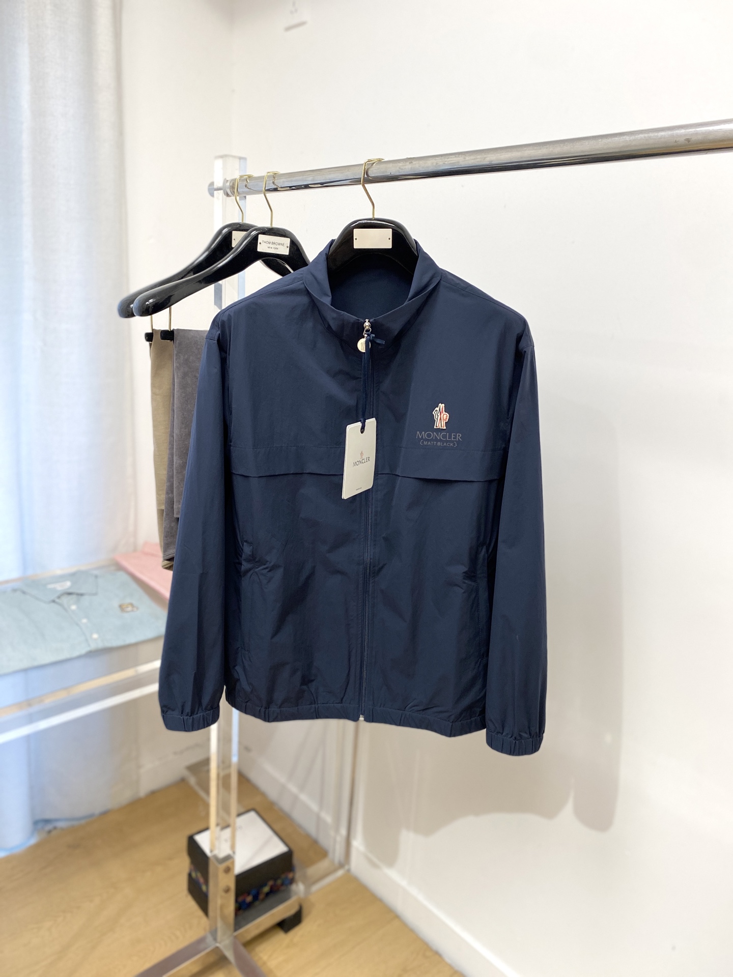 NO:516556,The cover, 2025 new jacket jacket, fashionable and handsome, simple and versatile style, chest embroidery decorative pattern logo, customized original fabric, not only crisp, maintains the trendy silhouette, and is comfortable to wear, the yarn weaving is more delicate, the number M-3XL, Moncler, jackets & coats, jackets & coats, alexander wang19860909蒙口、2025新品夹克外套,时尚帅气,简约百搭款,胸前刺绣装饰图案logo,定制原版面料,不仅挺括,保持潮流的廓形,又穿着舒适,纱织更细腻,码数M-3XL,,Moncler,jackets & coats,jackets & coats,alexander wang,Men's clothing