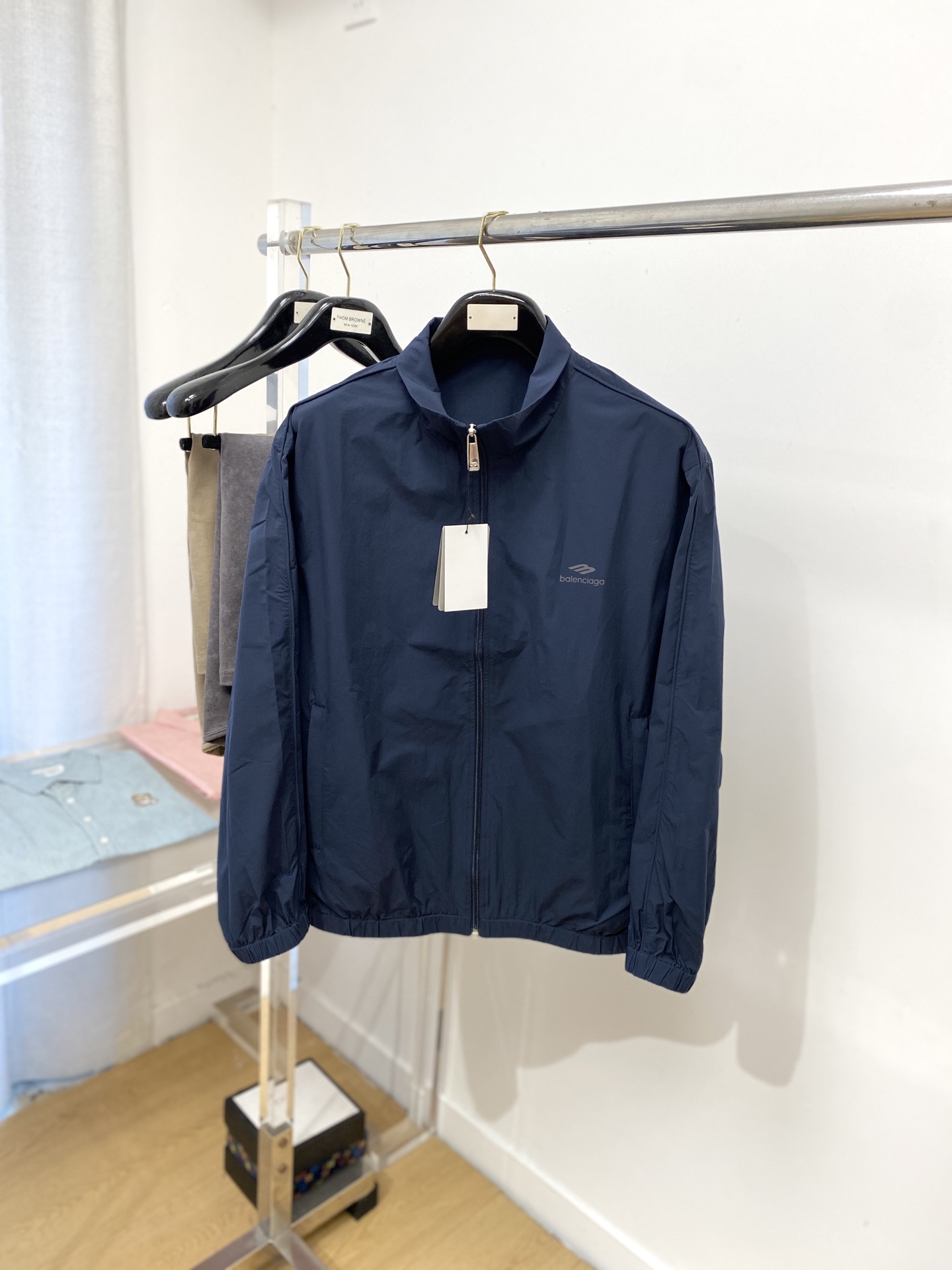 NO:516559,Balenciaga, 2025 new jacket jacket, fashionable and handsome, simple and versatile, top printed letter logo on the chest, customized original fabric, not only crisp, maintains the trendy silhouette, and is comfortable to wear, the yarn weaving is more delicate, the number M-3XL, balenciaga, jackets & coats, jackets & coats, alexander wang19860909巴黎世家、2025新品夹克外套,时尚帅气,简约百搭款,胸前顶级印花字母logo,定制原版面料,不仅挺括,保持潮流的廓形,又穿着舒适,纱织更细腻,码数M-3XL,,balenciaga,jackets & coats,jackets & coats,alexander wang,Men's clothing