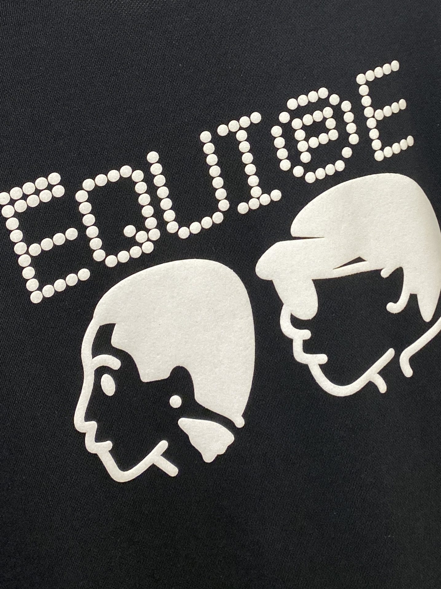 路易威登、2025最新款卫衣，帅气时尚，胸前顶级直喷图案logo，简约百搭款。面料棉 不仅挺括，保持潮流