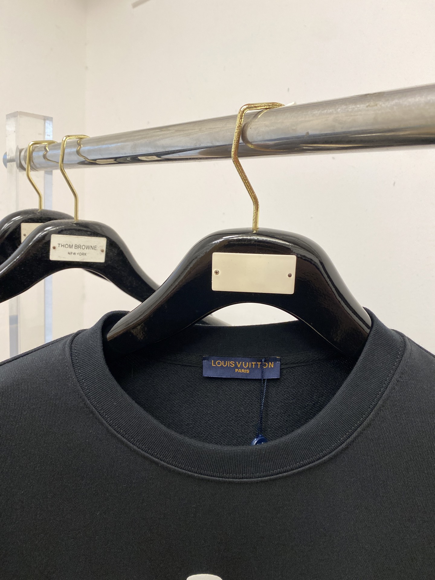 路易威登、2025最新款卫衣，帅气时尚，胸前顶级直喷图案logo，简约百搭款。面料棉 不仅挺括，保持潮流