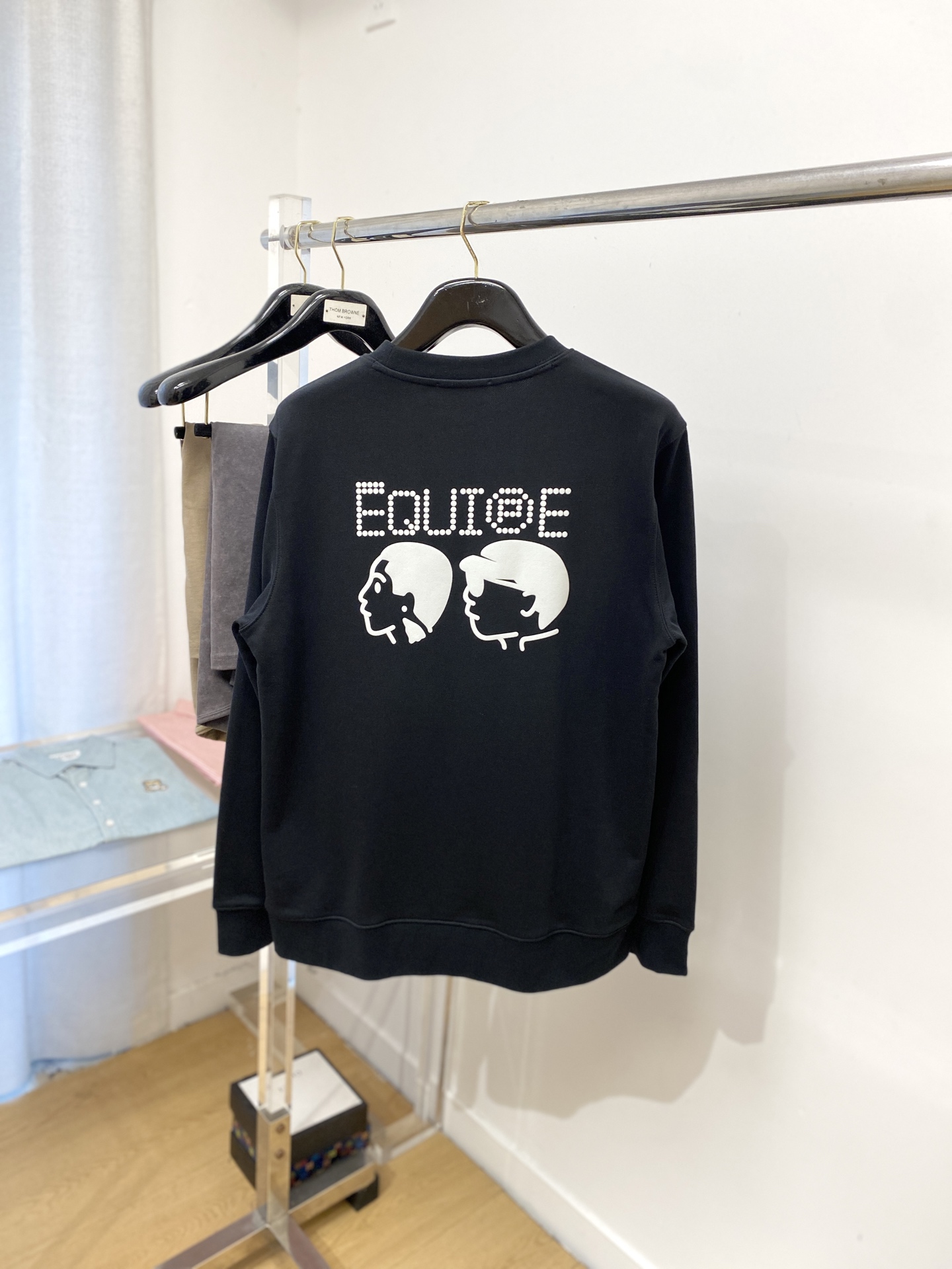 路易威登、2025最新款卫衣，帅气时尚，胸前顶级直喷图案logo，简约百搭款。面料棉 不仅挺括，保持潮流