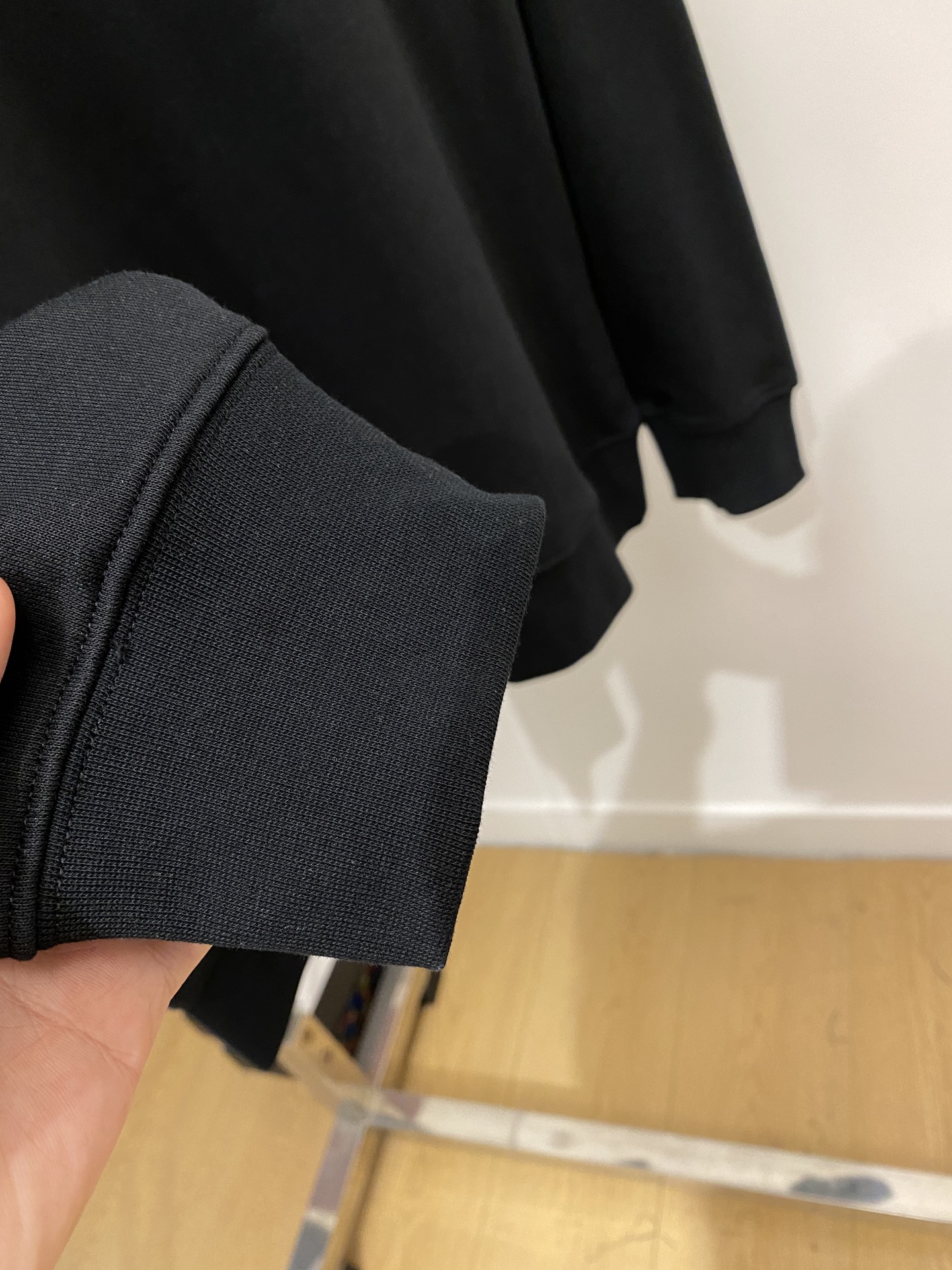 路易威登、2025最新款卫衣，帅气时尚，胸前顶级直喷图案logo，简约百搭款。面料棉 不仅挺括，保持潮流