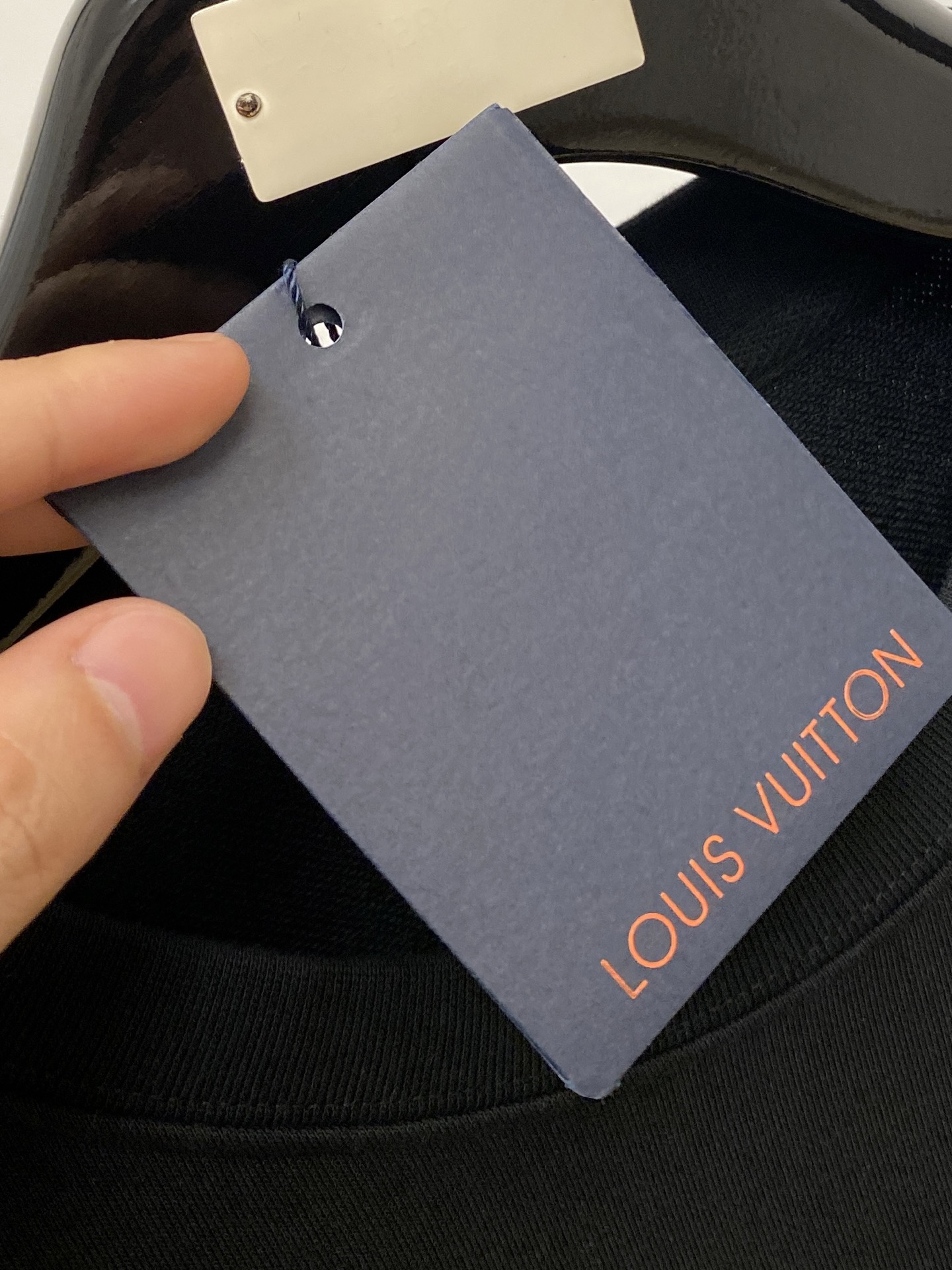 路易威登、2025最新款卫衣，帅气时尚，胸前顶级直喷图案logo，简约百搭款。面料棉 不仅挺括，保持潮流