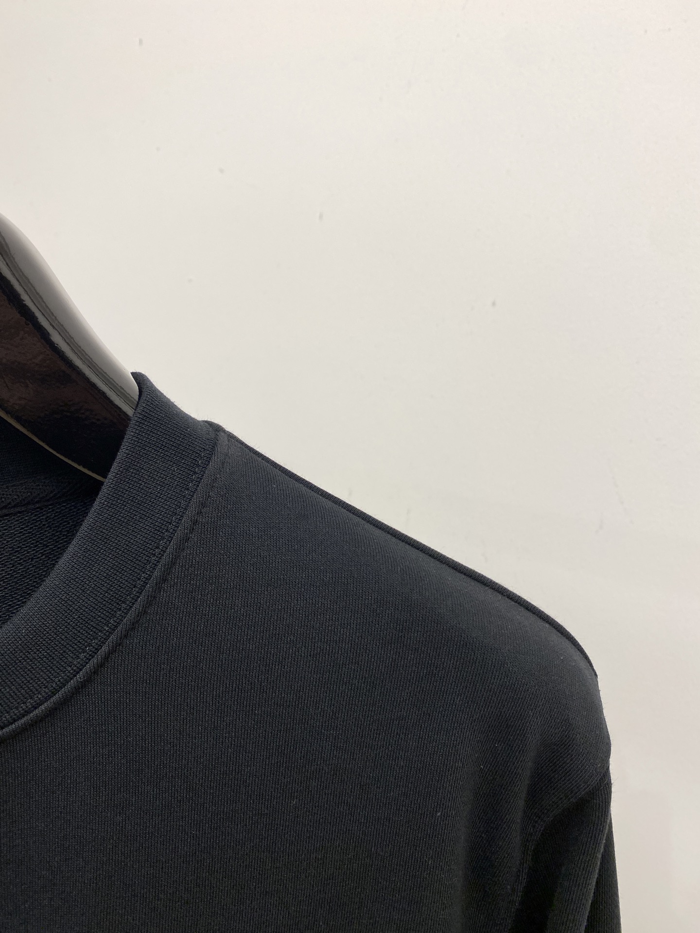 路易威登、2025最新款卫衣，帅气时尚，胸前顶级直喷图案logo，简约百搭款。面料棉 不仅挺括，保持潮流