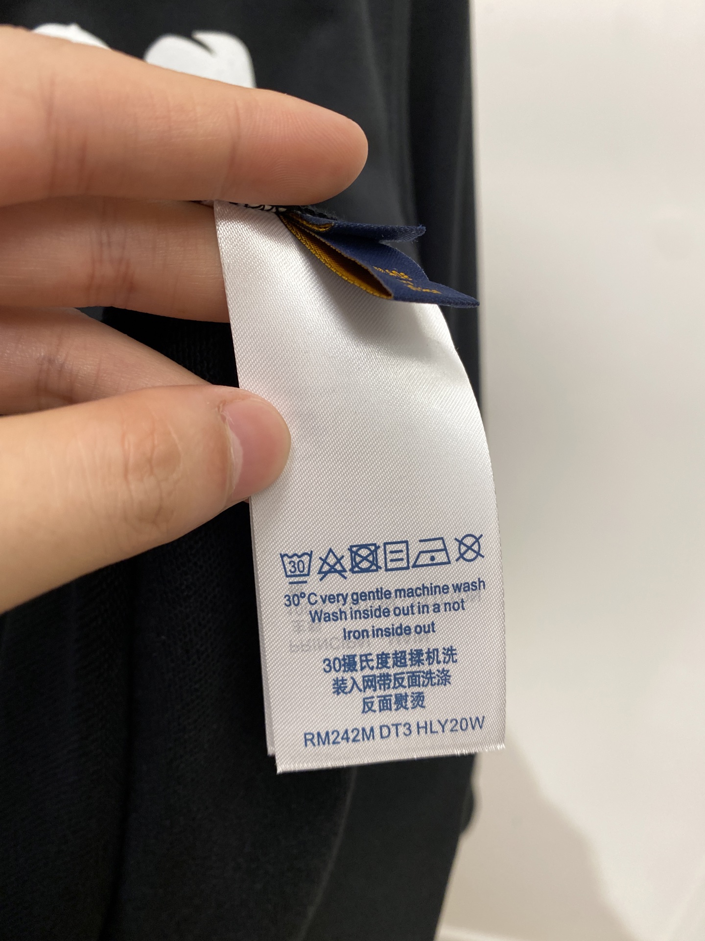 路易威登、2025最新款卫衣，帅气时尚，胸前顶级直喷图案logo，简约百搭款。面料棉 不仅挺括，保持潮流