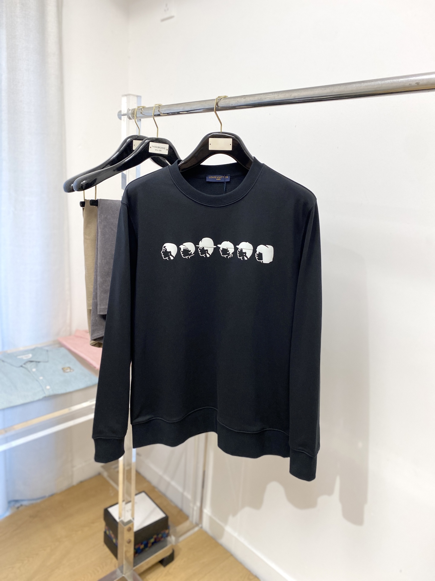 路易威登、2025最新款卫衣，帅气时尚，胸前顶级直喷图案logo，简约百搭款。面料棉 不仅挺括，保持潮流