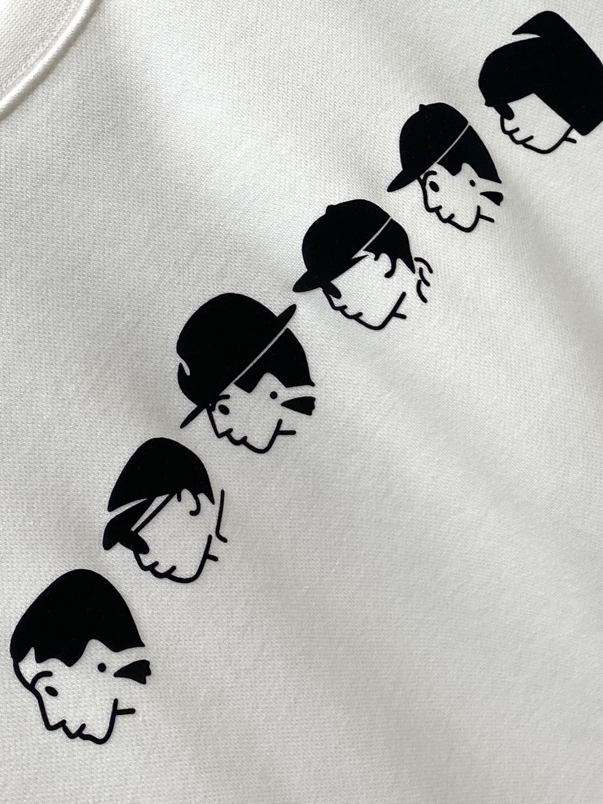 路易威登、2025最新款卫衣，帅气时尚，胸前顶级直喷图案logo，简约百搭款。面料棉 不仅挺括，保持潮流