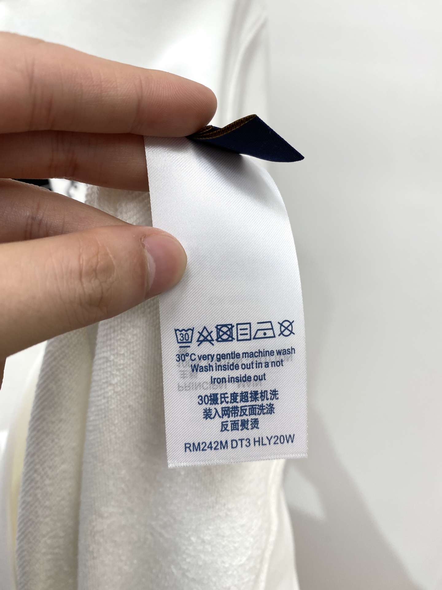 路易威登、2025最新款卫衣，帅气时尚，胸前顶级直喷图案logo，简约百搭款。面料棉 不仅挺括，保持潮流