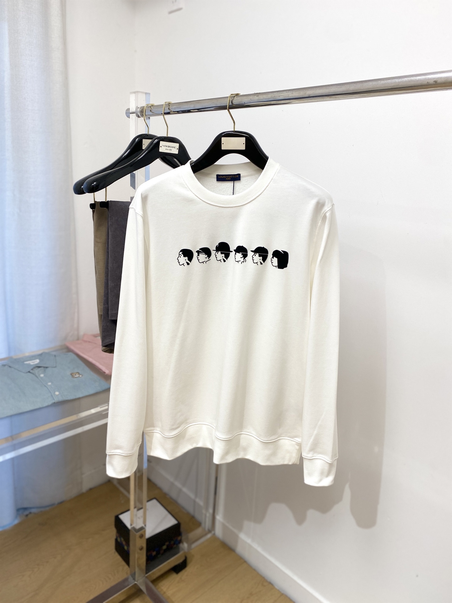 路易威登、2025最新款卫衣，帅气时尚，胸前顶级直喷图案logo，简约百搭款。面料棉 不仅挺括，保持潮流