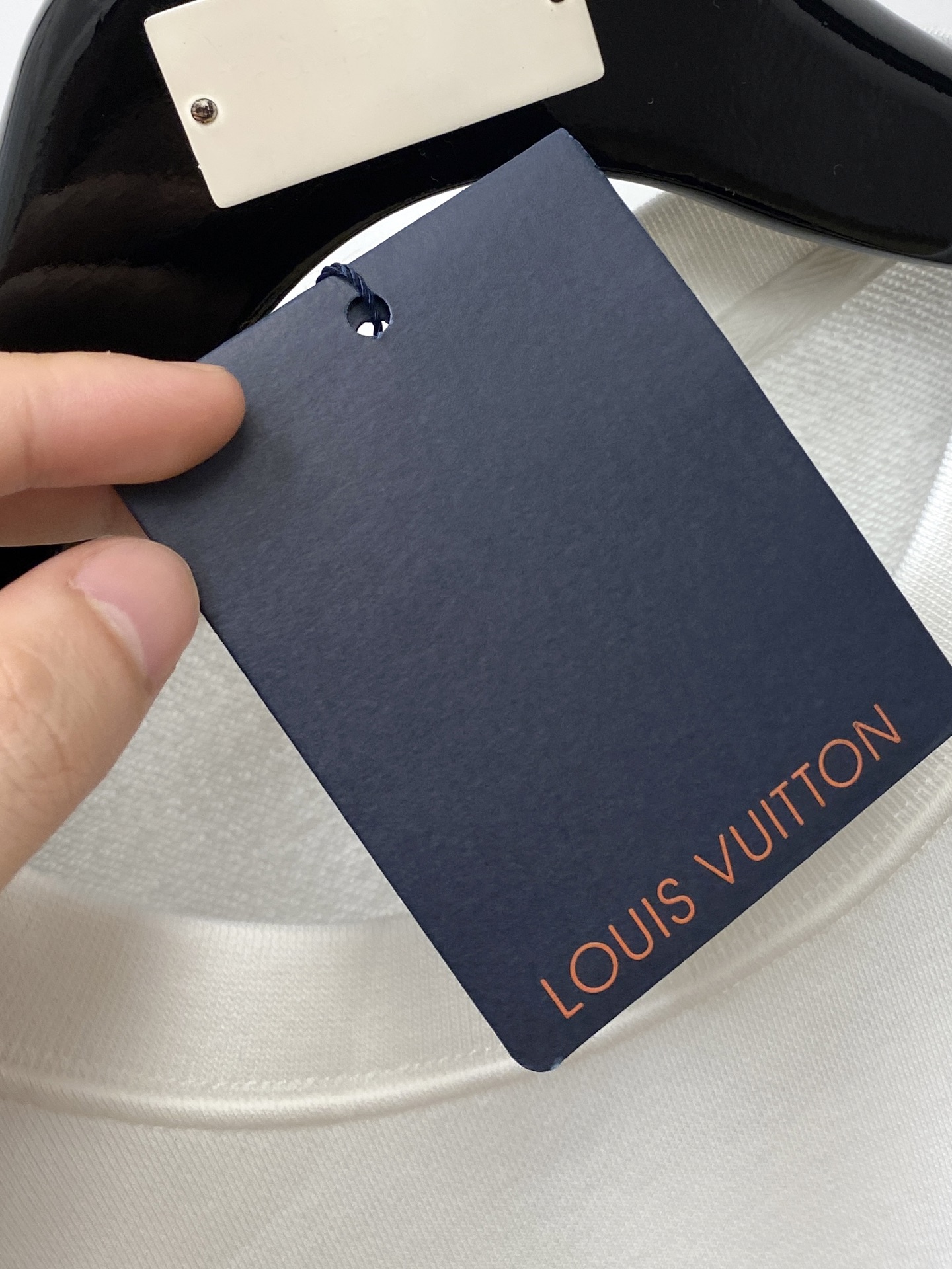 路易威登、2025最新款卫衣，帅气时尚，胸前顶级直喷图案logo，简约百搭款。面料棉 不仅挺括，保持潮流