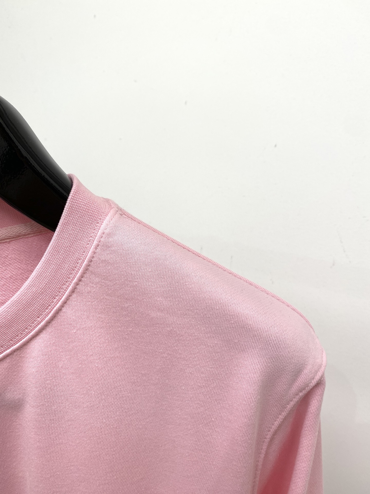 路易威登、2025最新款卫衣，帅气时尚，胸前顶级直喷图案logo，简约百搭款。面料棉 不仅挺括，保持潮流