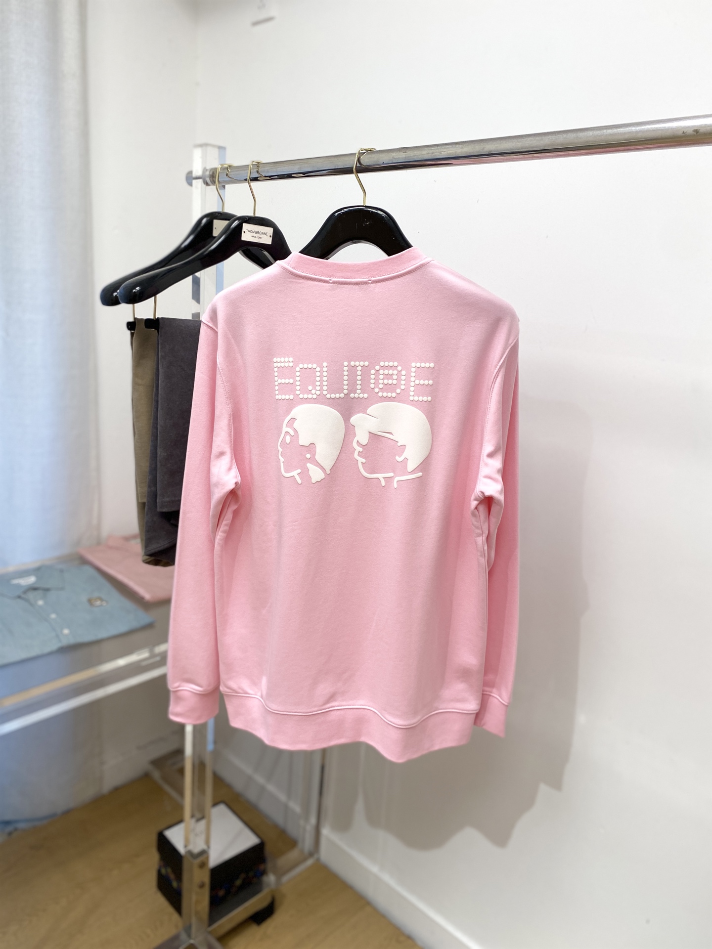 路易威登、2025最新款卫衣，帅气时尚，胸前顶级直喷图案logo，简约百搭款。面料棉 不仅挺括，保持潮流