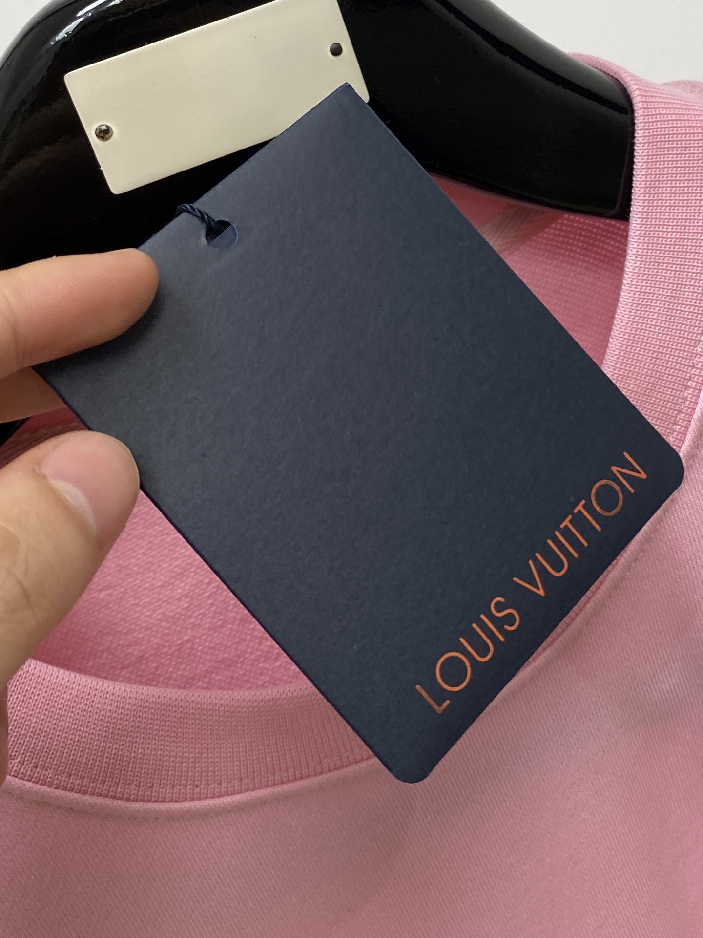 路易威登、2025最新款卫衣，帅气时尚，胸前顶级直喷图案logo，简约百搭款。面料棉 不仅挺括，保持潮流