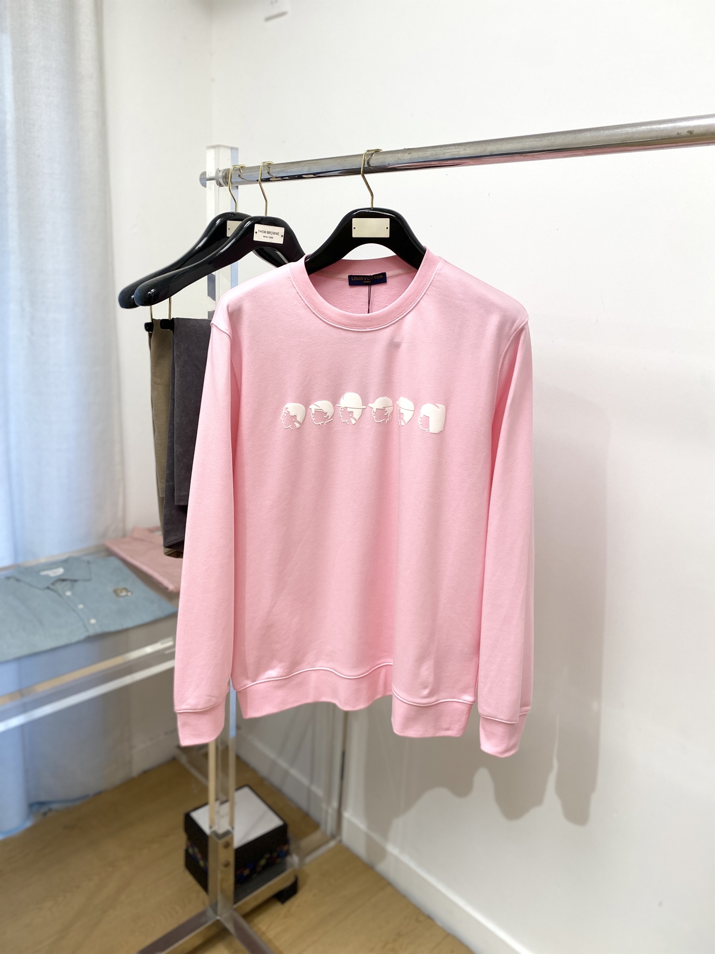 NO:514012,Louis Vuitton, the latest sweatshirt in 2025, handsome and fashionable, top-level direct injection pattern logo on the chest, simple and versatile style. The fabric cotton is not only crisp, maintains the trendy silhouette, and is also comfortable to wear, and the yarn is more delicate, the number M-2XL, louis vuitton, hoodie, sweatshirts, alexander wang19860909路易威登、2025最新款卫衣,帅气时尚,胸前顶级直喷图案logo,简约百搭款.面料棉 不仅挺括,保持潮流的廓形,又穿着舒适,纱织更细腻,码数M-2XL,,louis vuitton,hoodie,sweatshirts,alexander wang,Men's clothing