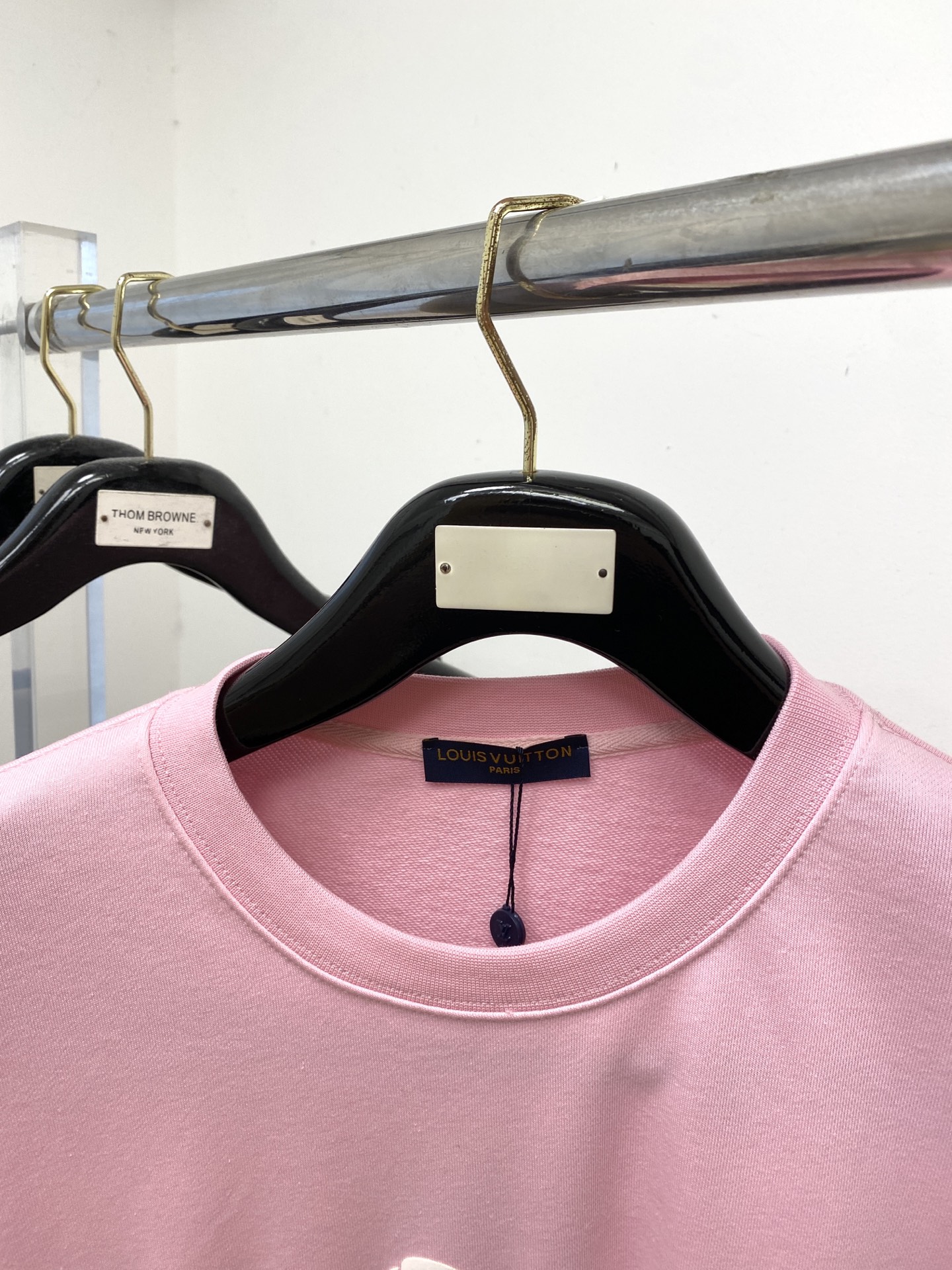 路易威登、2025最新款卫衣，帅气时尚，胸前顶级直喷图案logo，简约百搭款。面料棉 不仅挺括，保持潮流