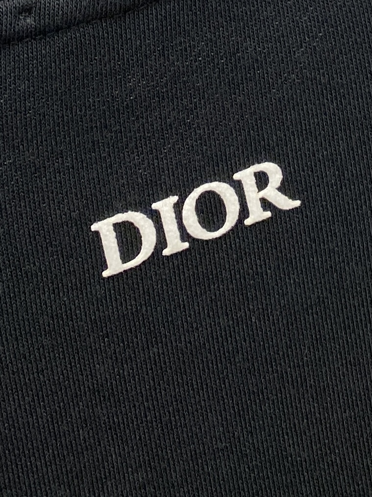 迪奥、2025最新款卫衣，帅气时尚，胸前顶级印花字母logo，简约百搭款。面料棉 不仅挺括，保持潮流的廓