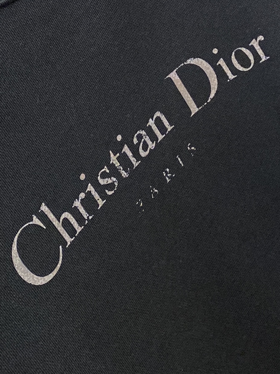 迪奥、2025最新款卫衣，帅气时尚，胸前顶级印花字母logo，简约百搭款。面料棉 不仅挺括，保持潮流的廓