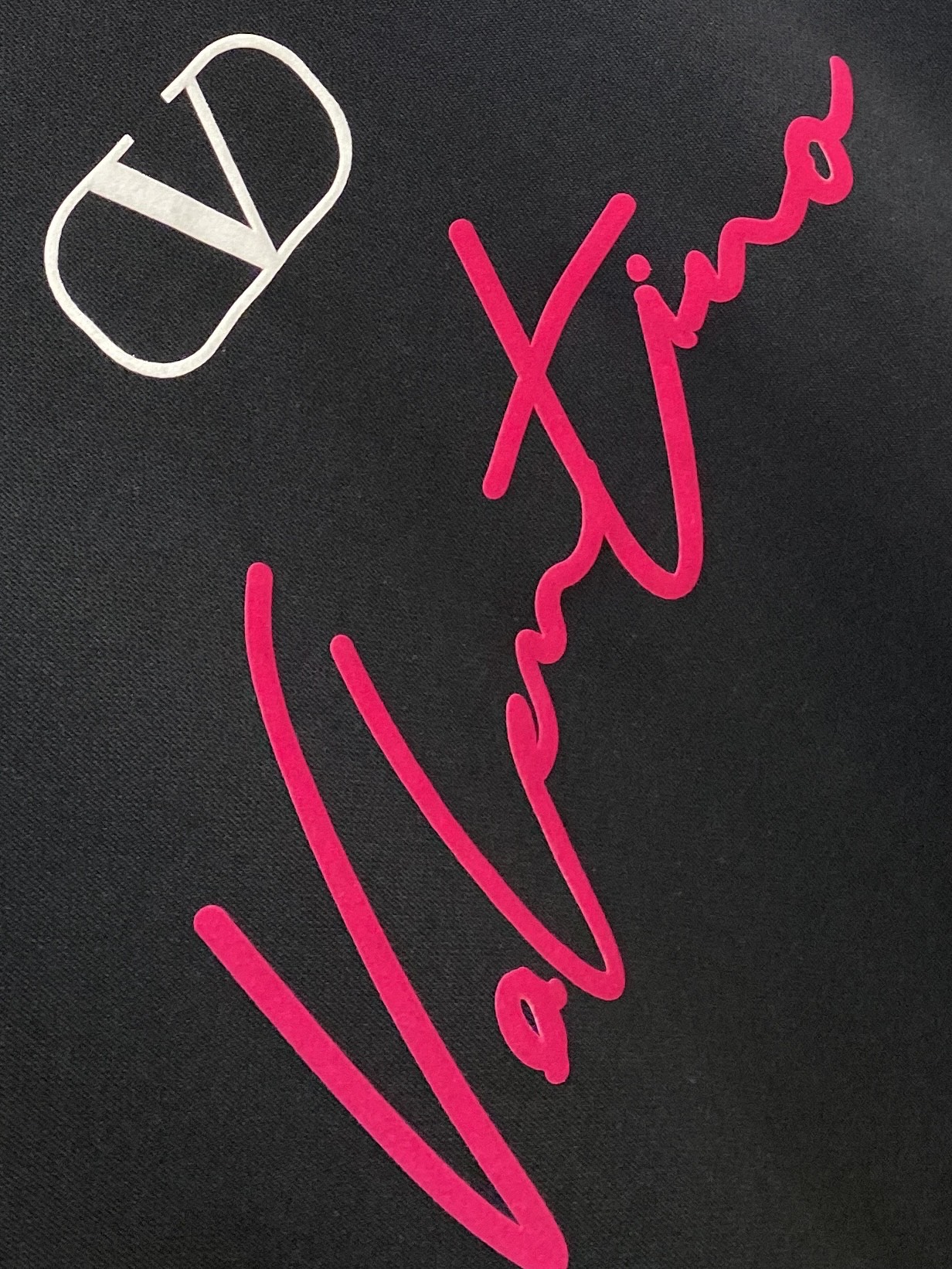 华伦天奴、2025最新款卫衣，帅气时尚，胸前顶级印胶字母logo，简约百搭款。面料棉 不仅挺括，保持潮流