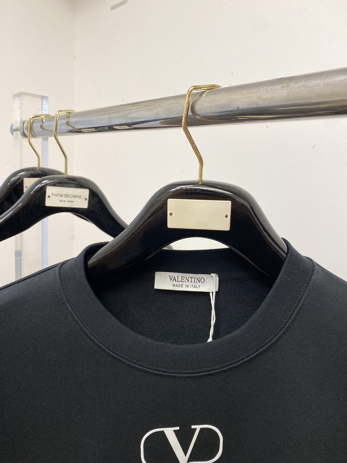 华伦天奴、2025最新款卫衣，帅气时尚，胸前顶级印胶字母logo，简约百搭款。面料棉 不仅挺括，保持潮流