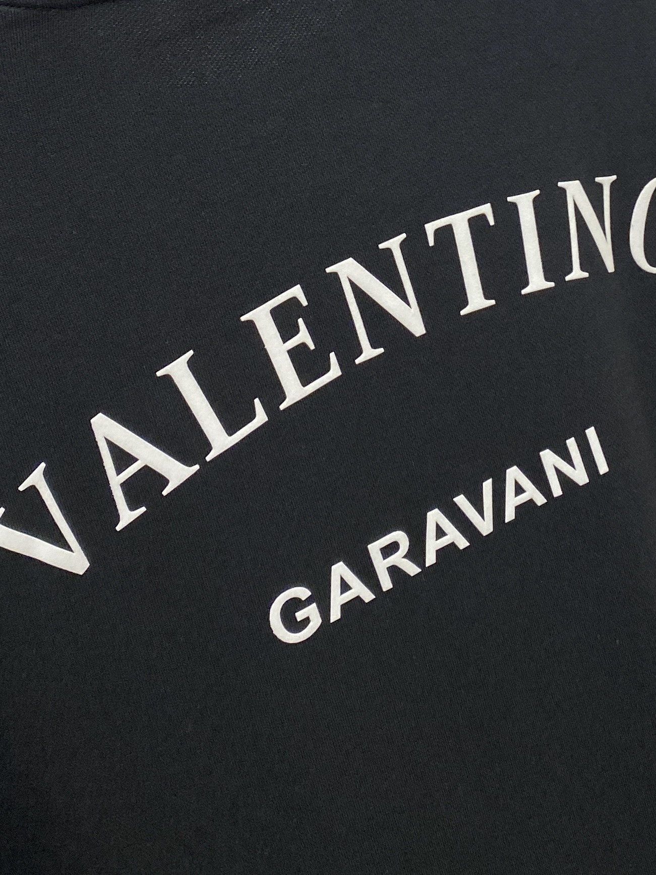 华伦天奴、2025最新款卫衣，帅气时尚，胸前顶级印胶字母logo，简约百搭款。面料棉 不仅挺括，保持潮流