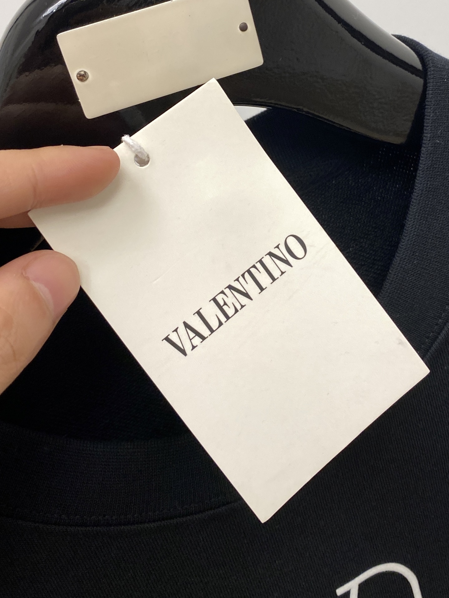 华伦天奴、2025最新款卫衣，帅气时尚，胸前顶级印胶字母logo，简约百搭款。面料棉 不仅挺括，保持潮流