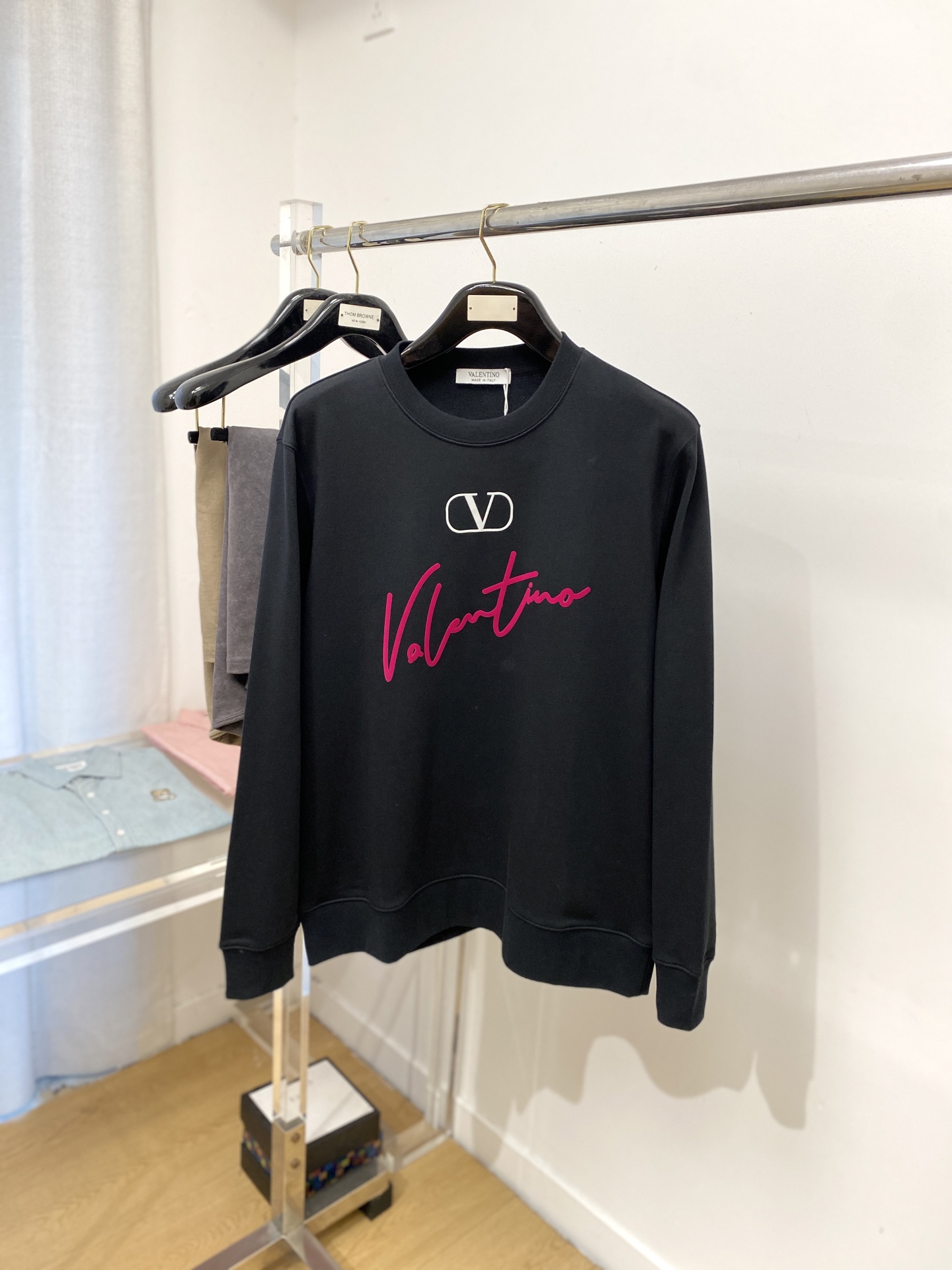 华伦天奴、2025最新款卫衣，帅气时尚，胸前顶级印胶字母logo，简约百搭款。面料棉 不仅挺括，保持潮流