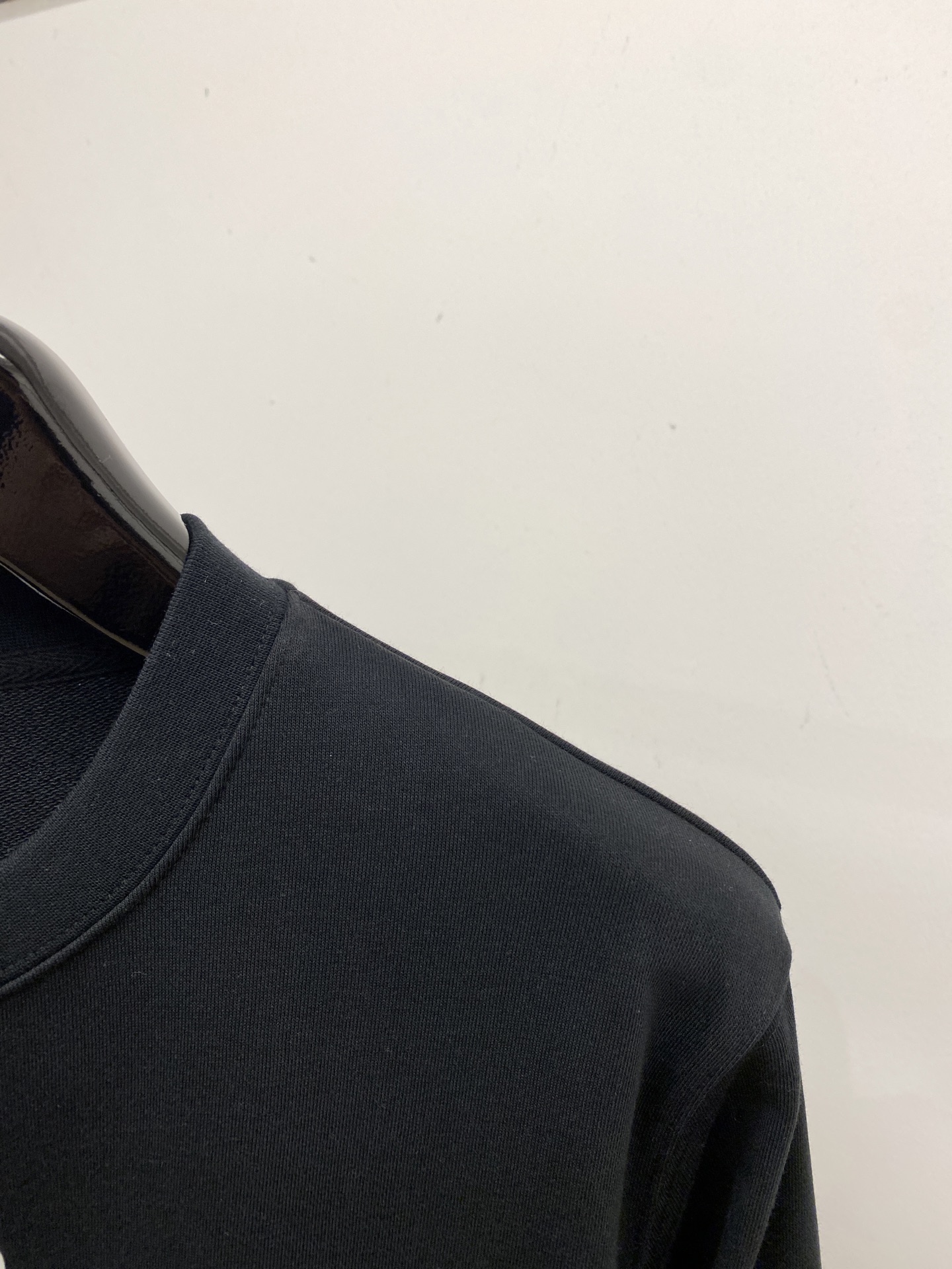 华伦天奴、2025最新款卫衣，帅气时尚，胸前顶级印胶字母logo，简约百搭款。面料棉 不仅挺括，保持潮流