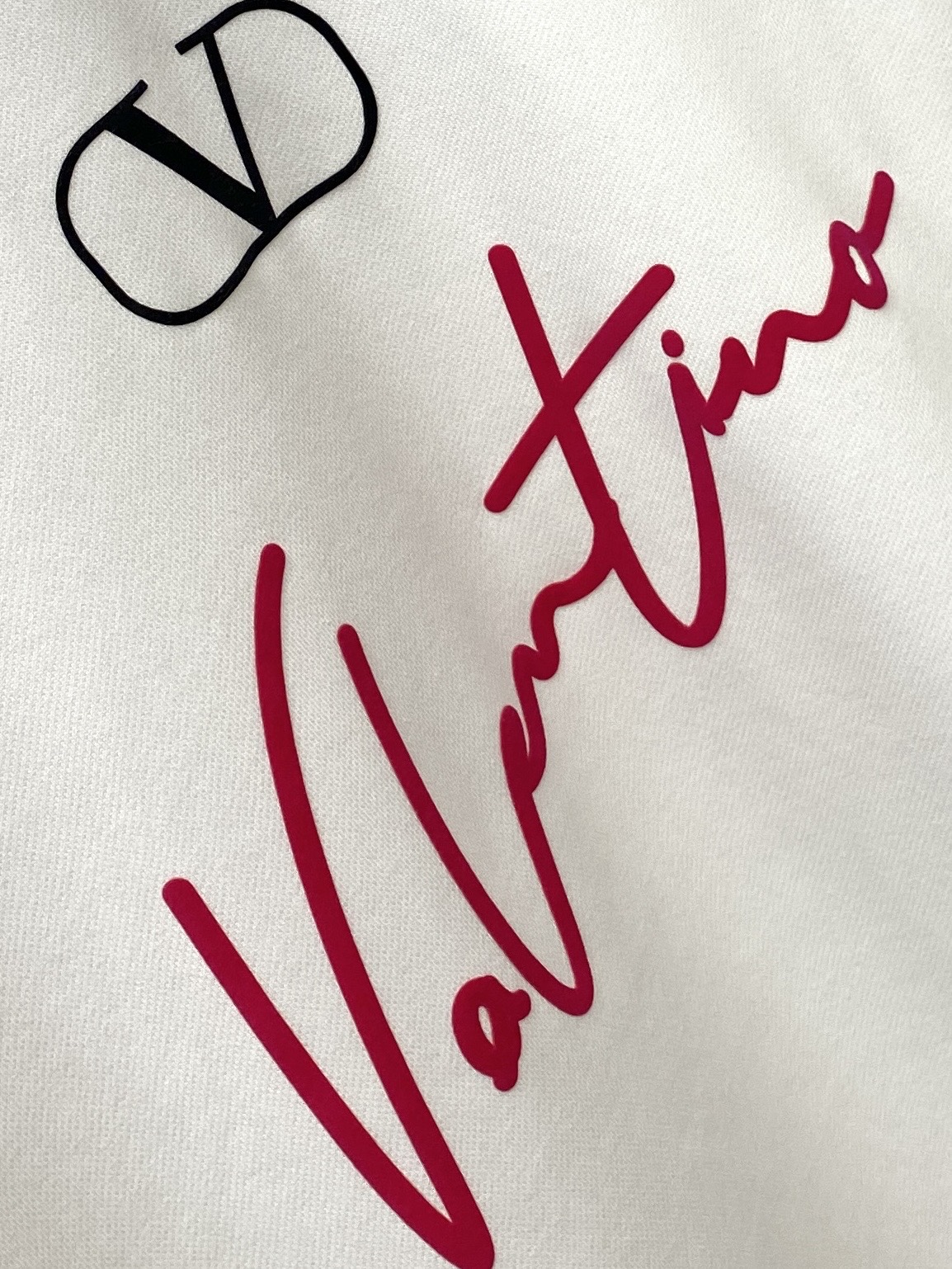 华伦天奴、2025最新款卫衣，帅气时尚，胸前顶级印胶字母logo，简约百搭款。面料棉 不仅挺括，保持潮流