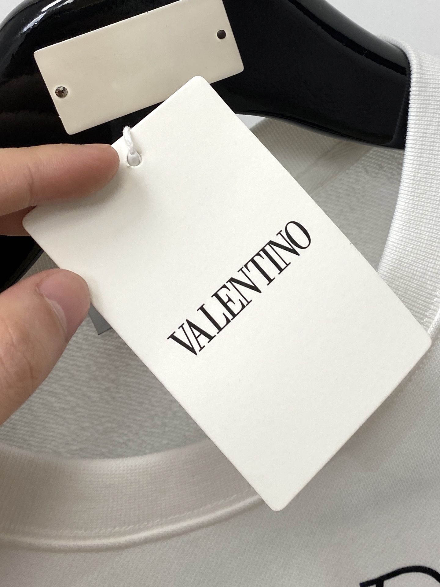 华伦天奴、2025最新款卫衣，帅气时尚，胸前顶级印胶字母logo，简约百搭款。面料棉 不仅挺括，保持潮流