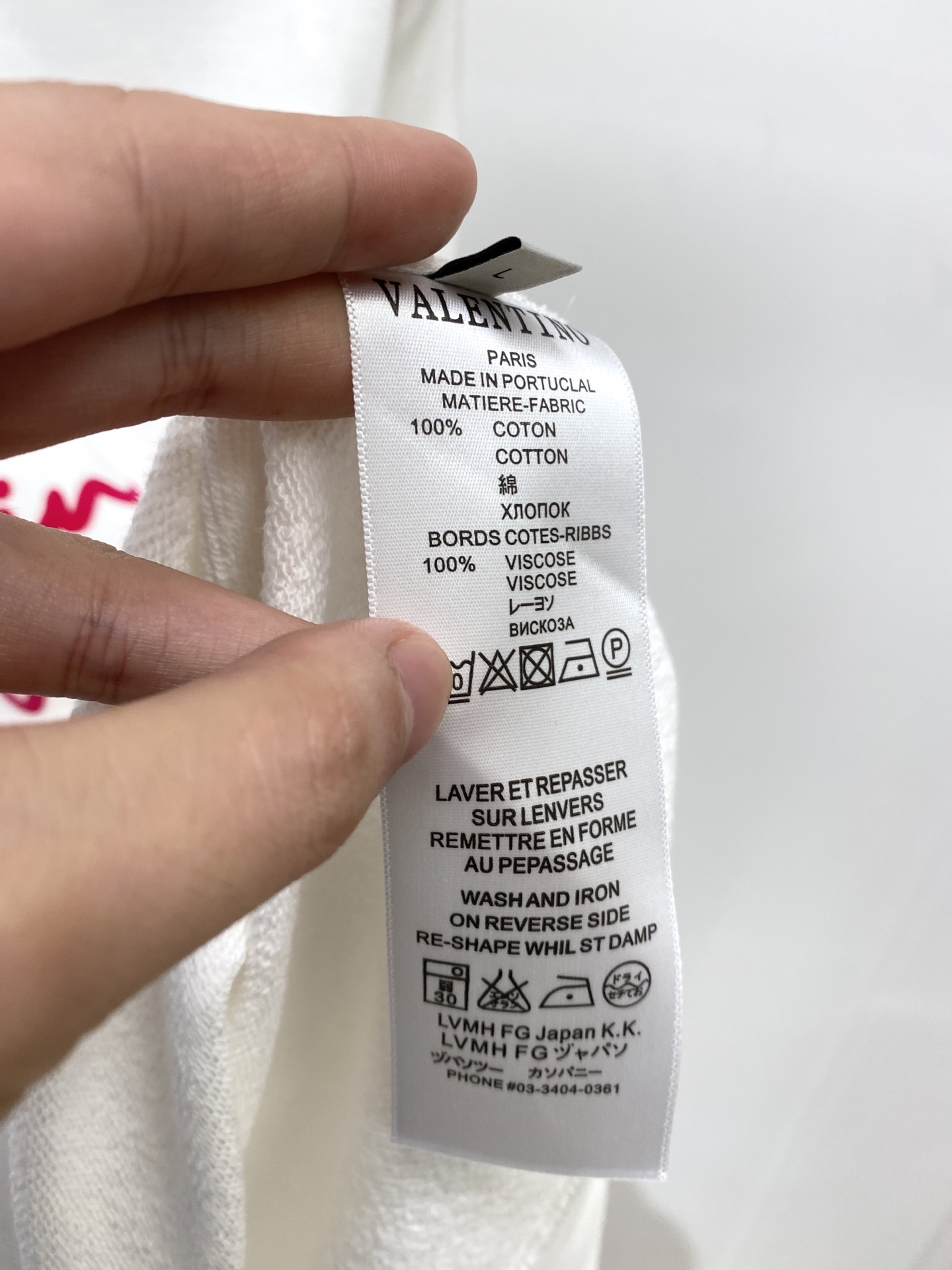 华伦天奴、2025最新款卫衣，帅气时尚，胸前顶级印胶字母logo，简约百搭款。面料棉 不仅挺括，保持潮流