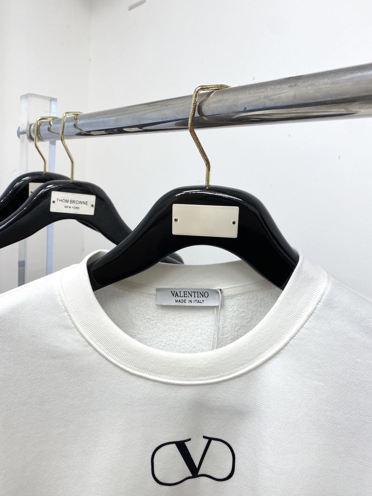 华伦天奴、2025最新款卫衣，帅气时尚，胸前顶级印胶字母logo，简约百搭款。面料棉 不仅挺括，保持潮流