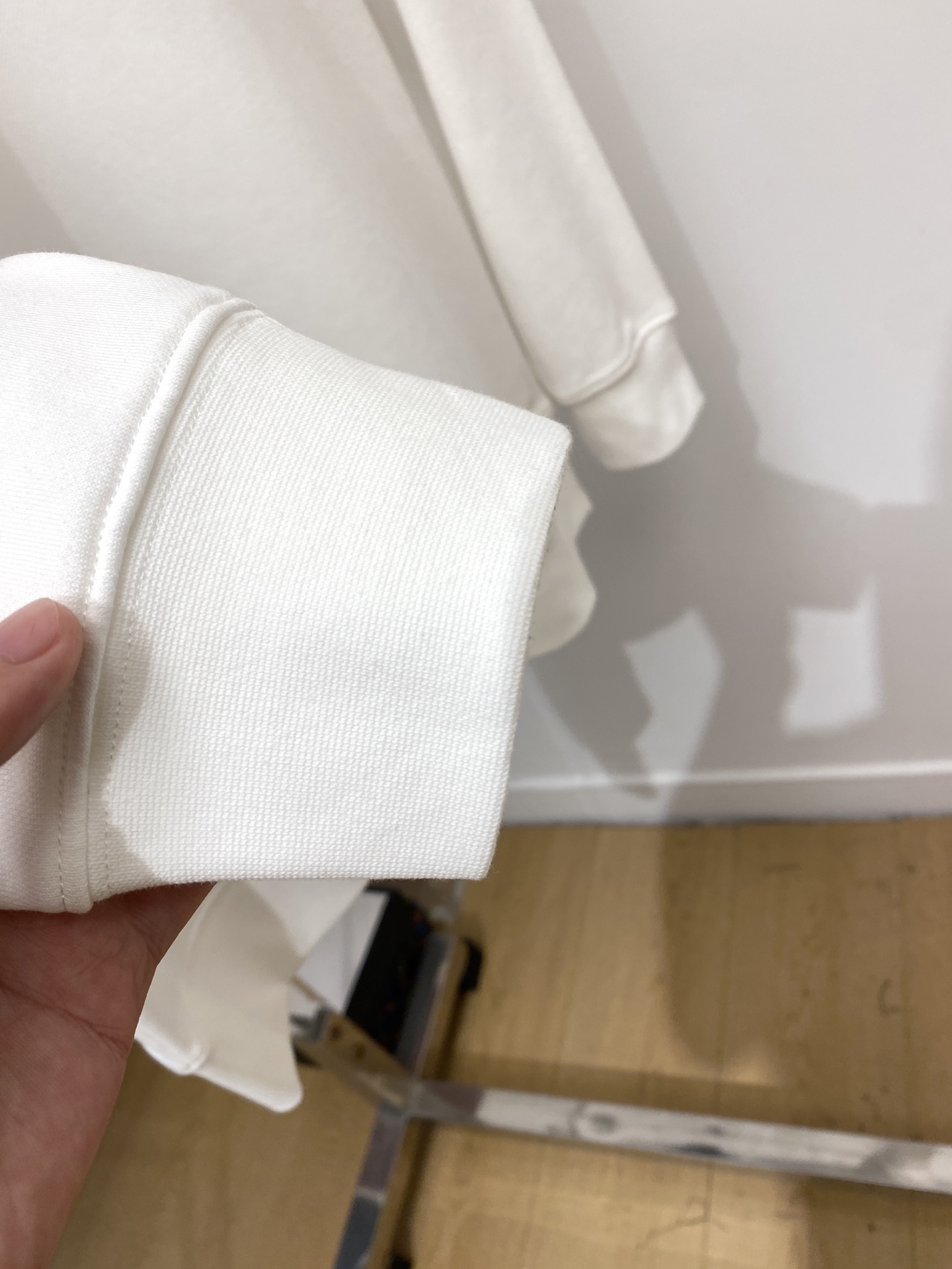 华伦天奴、2025最新款卫衣，帅气时尚，胸前顶级印胶字母logo，简约百搭款。面料棉 不仅挺括，保持潮流