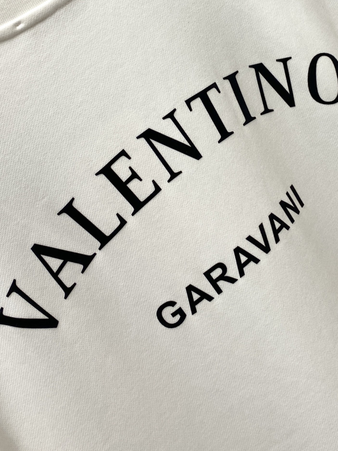 华伦天奴、2025最新款卫衣，帅气时尚，胸前顶级印胶字母logo，简约百搭款。面料棉 不仅挺括，保持潮流