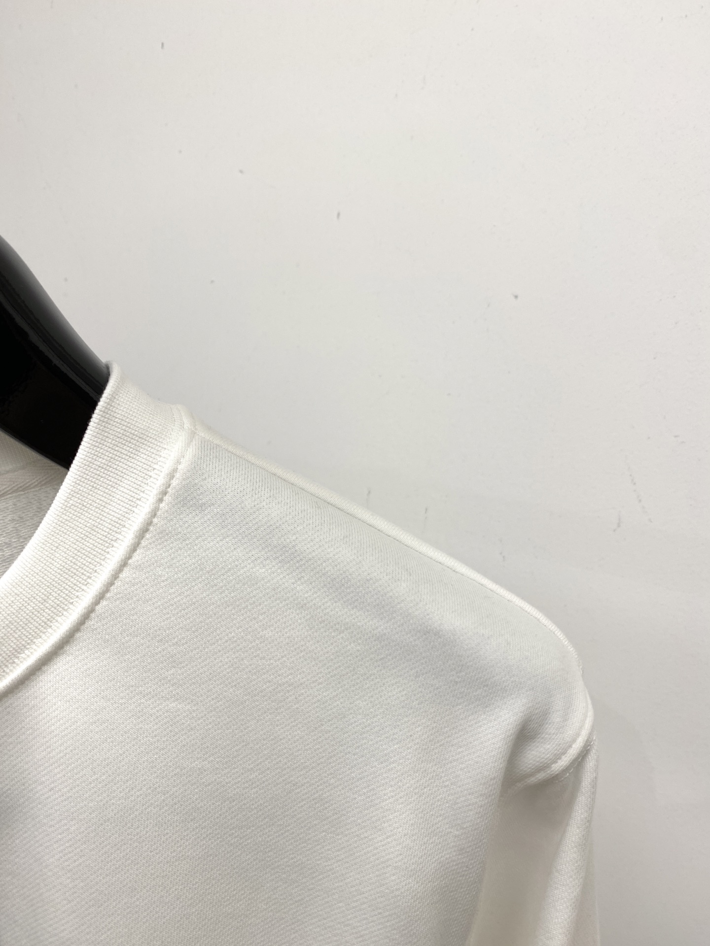 华伦天奴、2025最新款卫衣，帅气时尚，胸前顶级印胶字母logo，简约百搭款。面料棉 不仅挺括，保持潮流