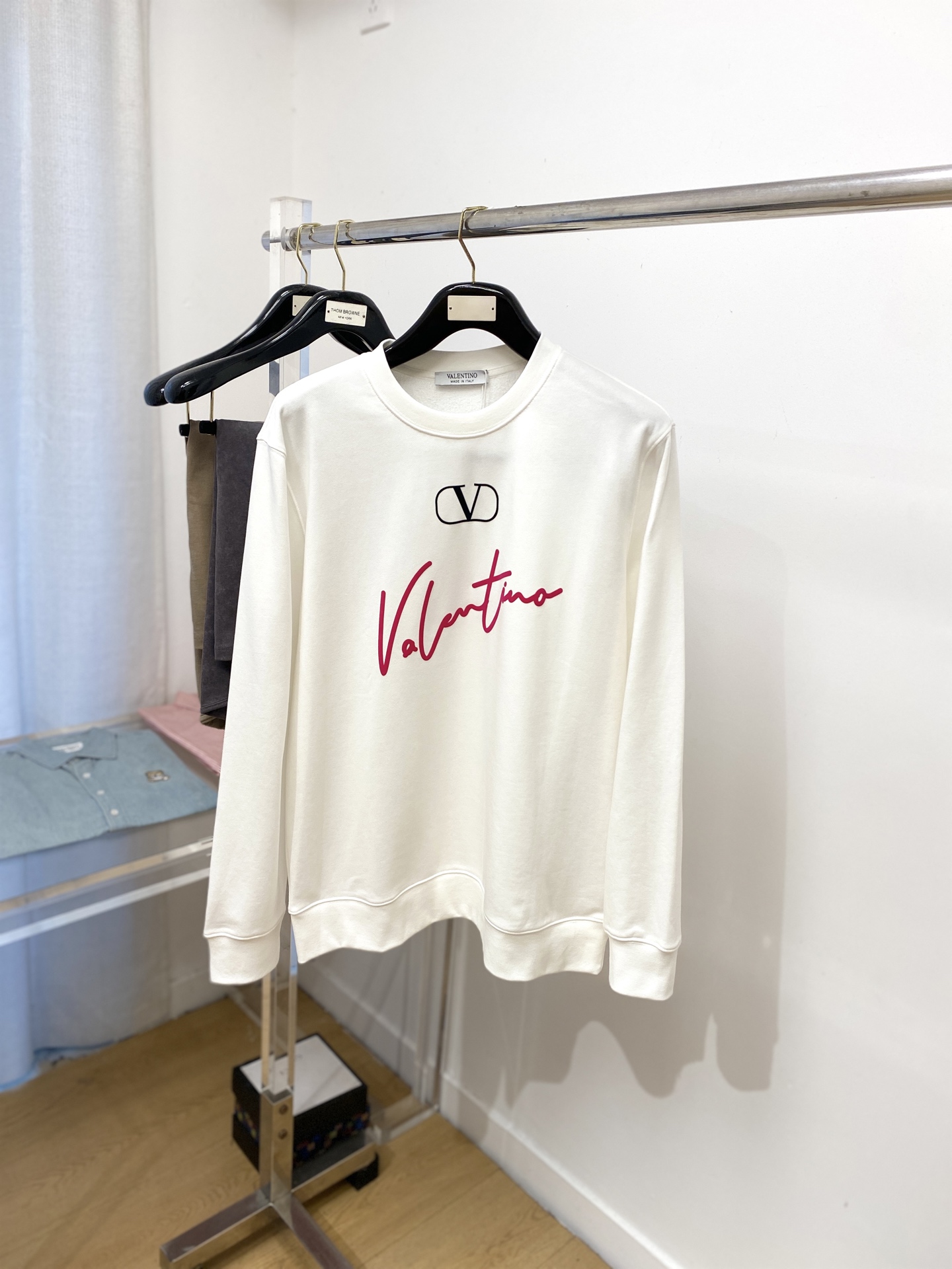 华伦天奴、2025最新款卫衣，帅气时尚，胸前顶级印胶字母logo，简约百搭款。面料棉 不仅挺括，保持潮流