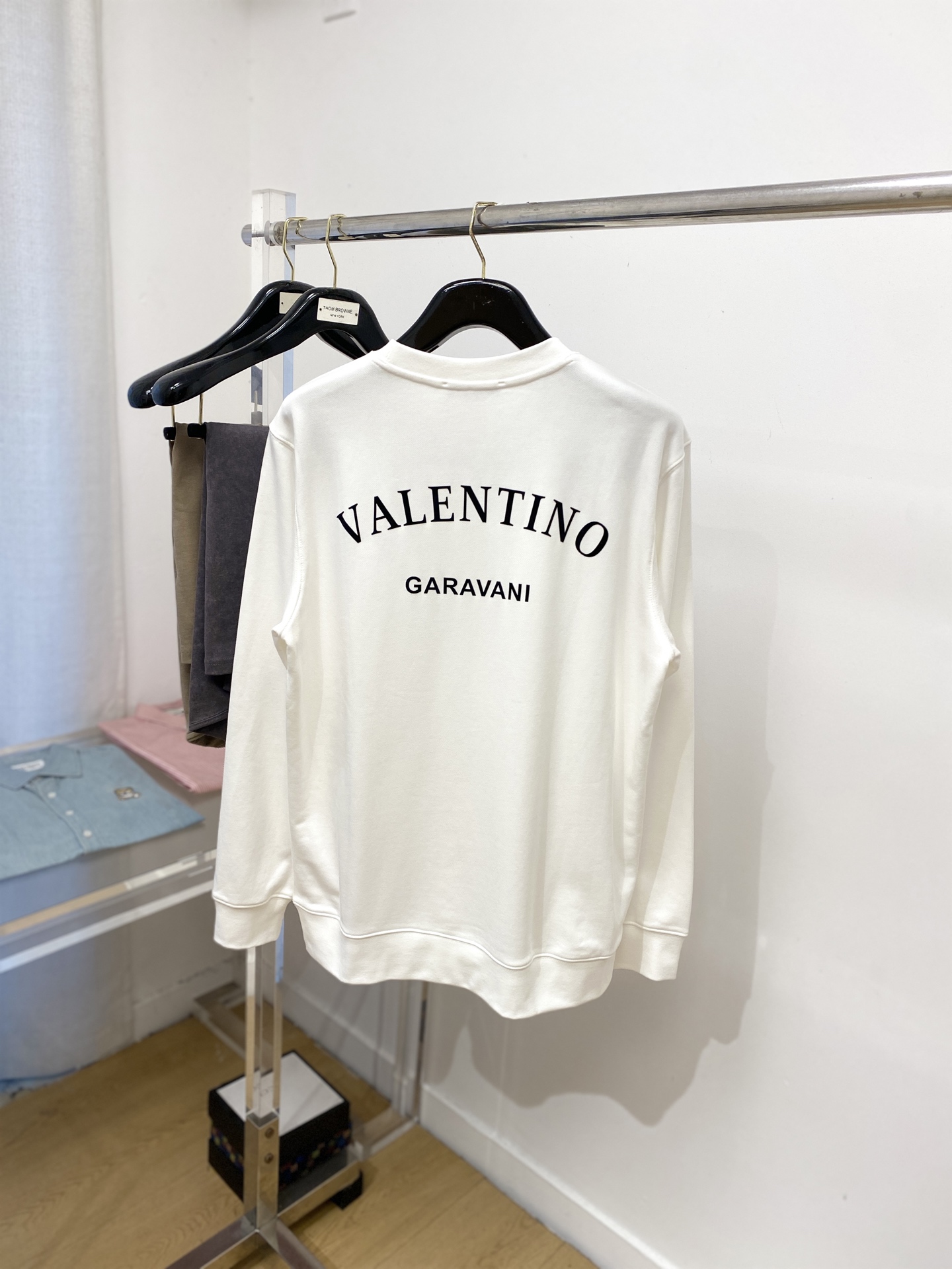 华伦天奴、2025最新款卫衣，帅气时尚，胸前顶级印胶字母logo，简约百搭款。面料棉 不仅挺括，保持潮流