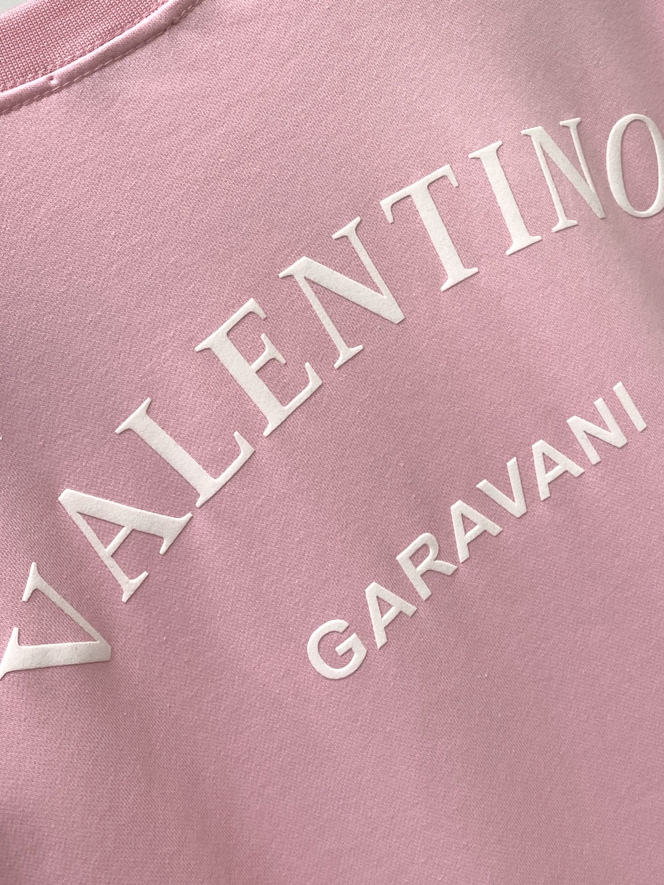 华伦天奴、2025最新款卫衣，帅气时尚，胸前顶级印胶字母logo，简约百搭款。面料棉 不仅挺括，保持潮流