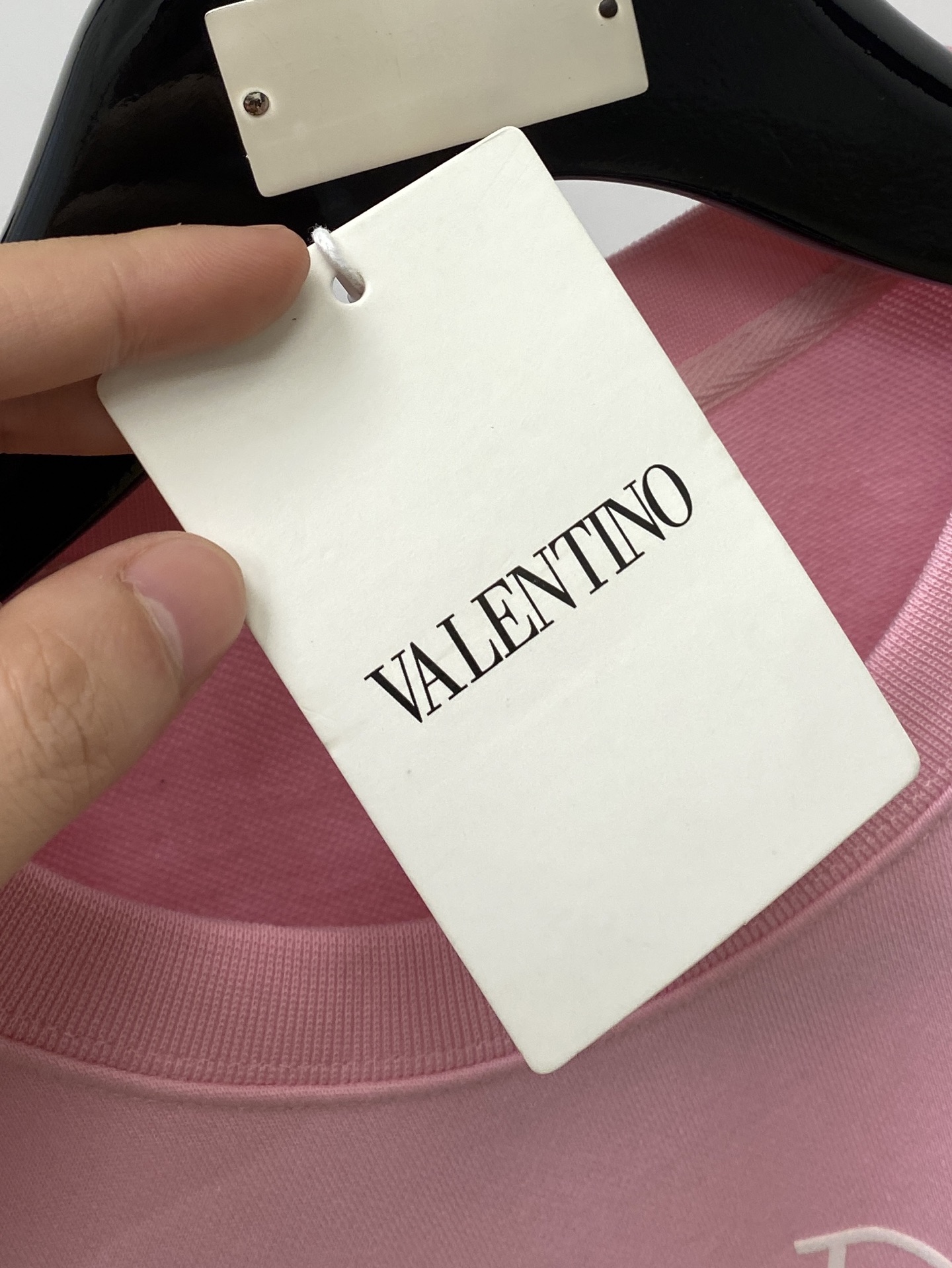 华伦天奴、2025最新款卫衣，帅气时尚，胸前顶级印胶字母logo，简约百搭款。面料棉 不仅挺括，保持潮流