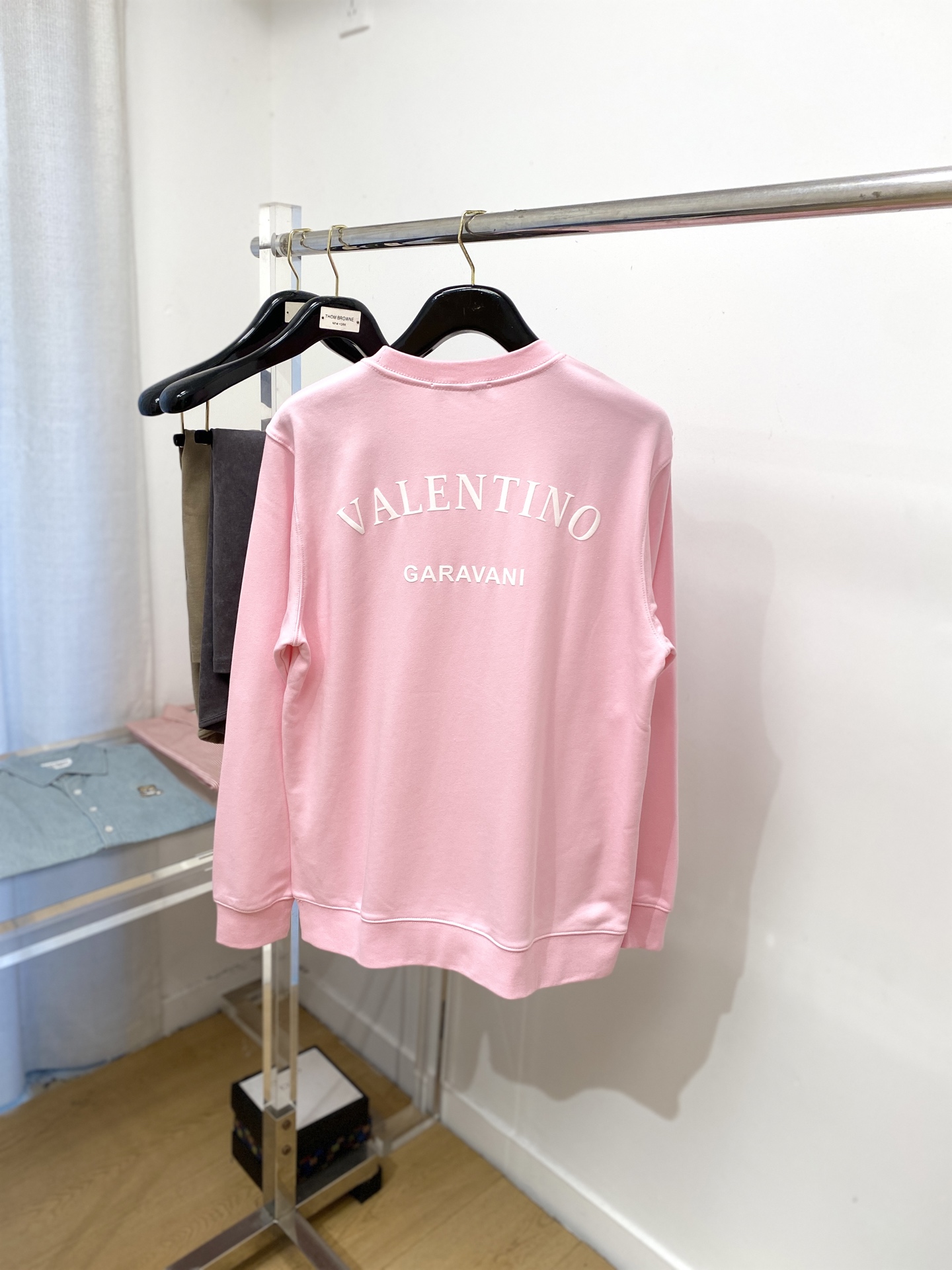 华伦天奴、2025最新款卫衣，帅气时尚，胸前顶级印胶字母logo，简约百搭款。面料棉 不仅挺括，保持潮流