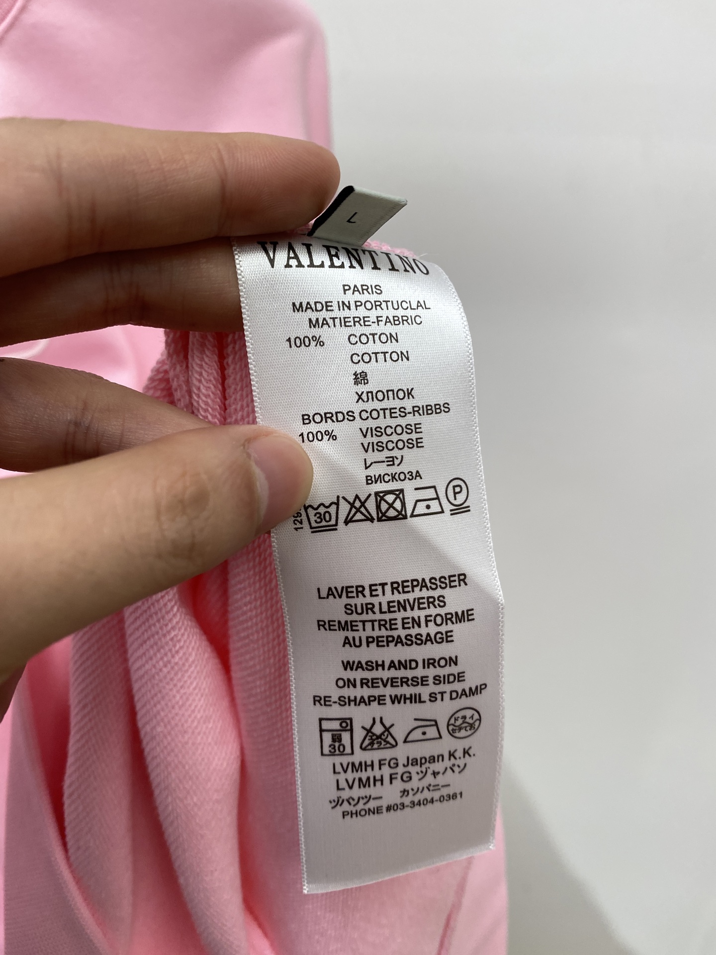 华伦天奴、2025最新款卫衣，帅气时尚，胸前顶级印胶字母logo，简约百搭款。面料棉 不仅挺括，保持潮流