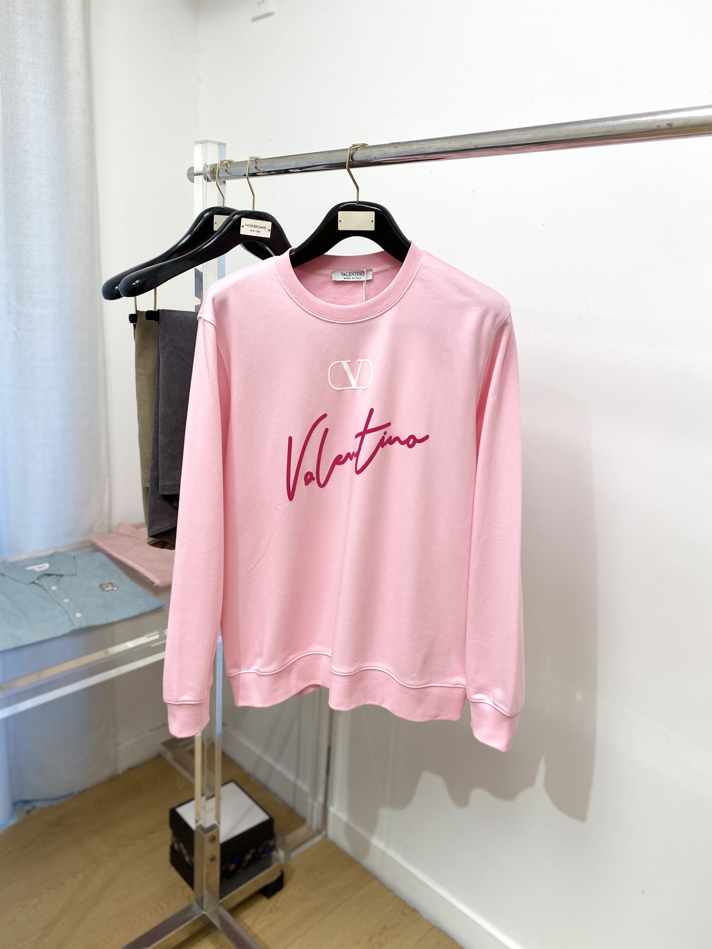 NO:514014,Valentino, the latest sweatshirt in 2025, handsome and fashionable, top-grade printed letter logo on the chest, simple and versatile style. The fabric cotton is not only crisp, maintains the trendy silhouette, and is comfortable to wear, and the yarn is more delicate, the number M-2XL, valentino, hoodie, sweatshirts, alexander wang19860909华伦天奴、2025最新款卫衣,帅气时尚,胸前顶级印胶字母logo,简约百搭款.面料棉 不仅挺括,保持潮流的廓形,又穿着舒适,纱织更细腻,码数M-2XL,,valentino,hoodie,sweatshirts,alexander wang,Men's clothing