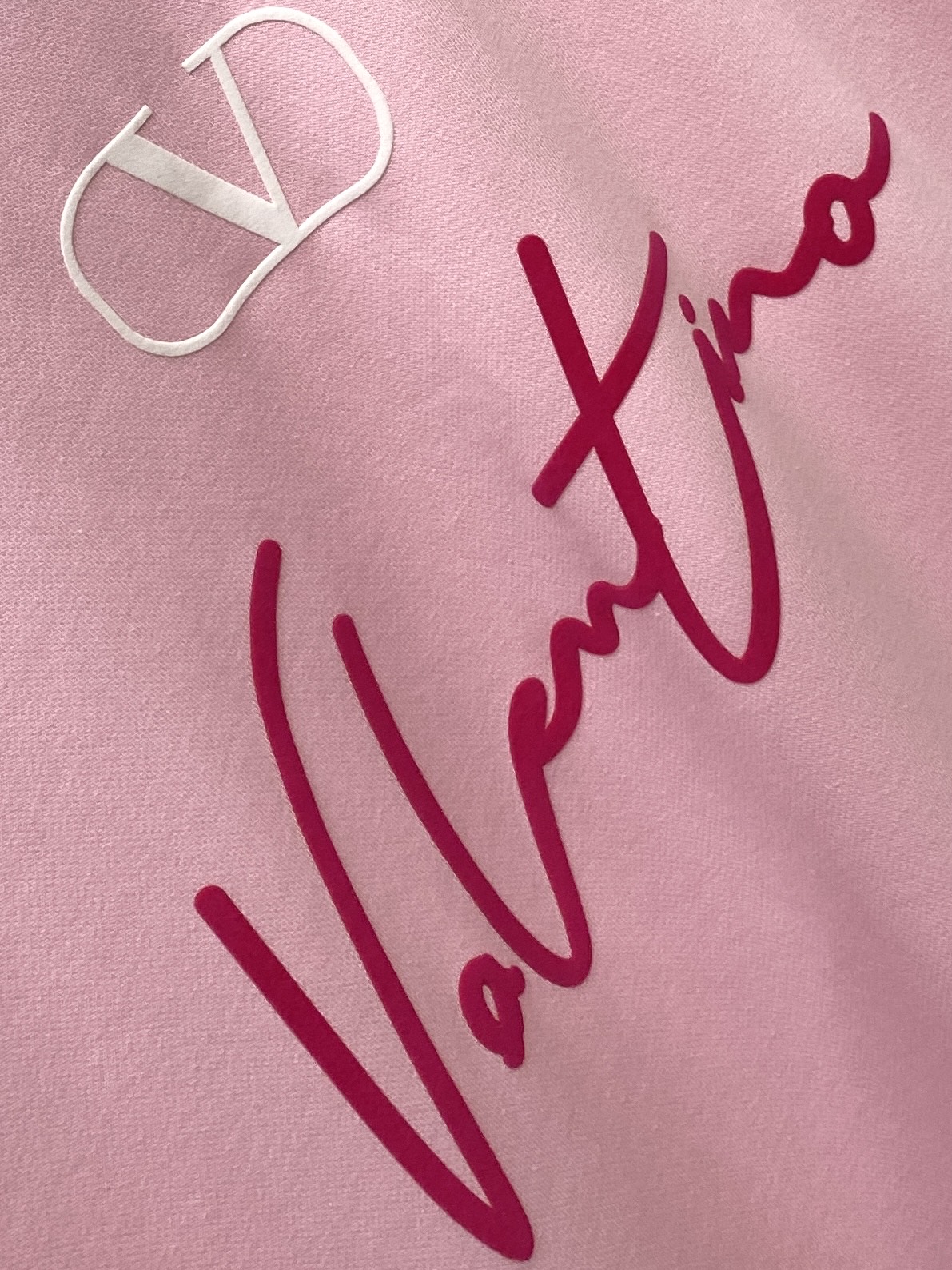 华伦天奴、2025最新款卫衣，帅气时尚，胸前顶级印胶字母logo，简约百搭款。面料棉 不仅挺括，保持潮流