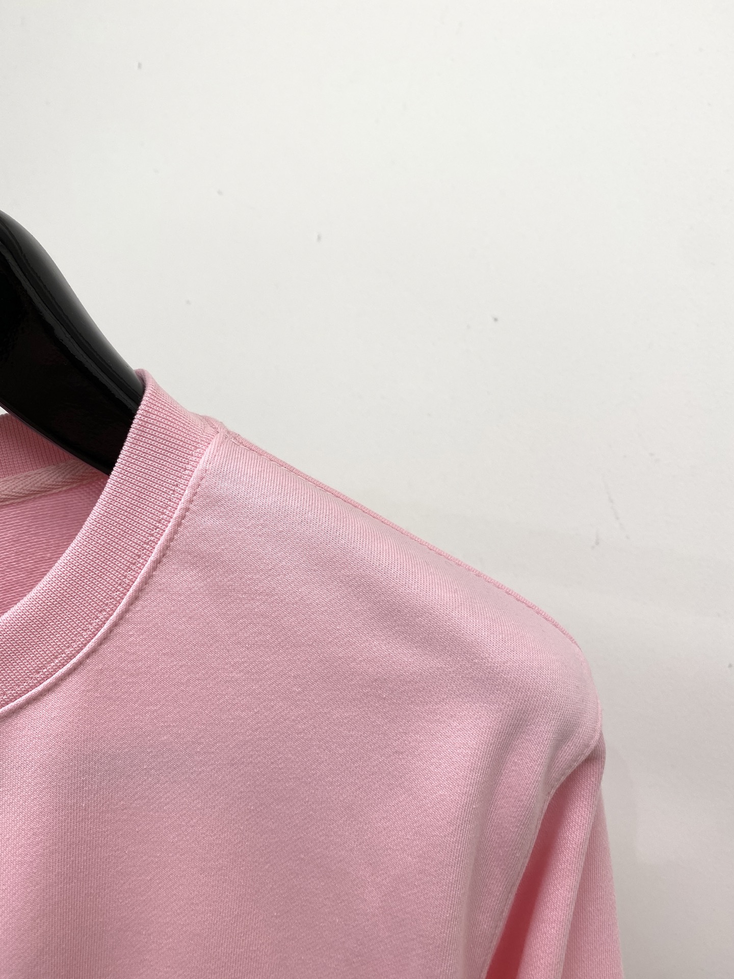 华伦天奴、2025最新款卫衣，帅气时尚，胸前顶级印胶字母logo，简约百搭款。面料棉 不仅挺括，保持潮流