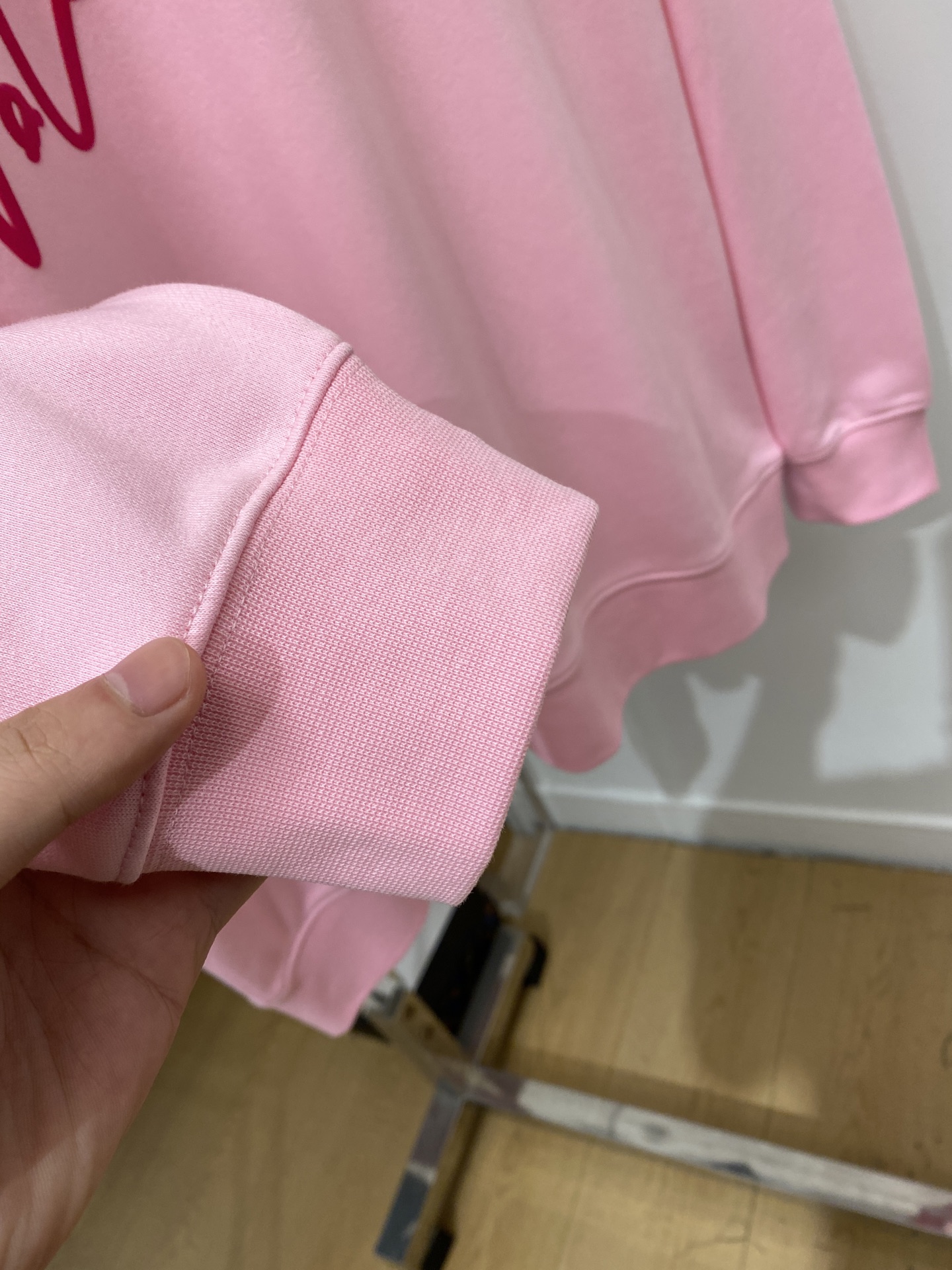 华伦天奴、2025最新款卫衣，帅气时尚，胸前顶级印胶字母logo，简约百搭款。面料棉 不仅挺括，保持潮流