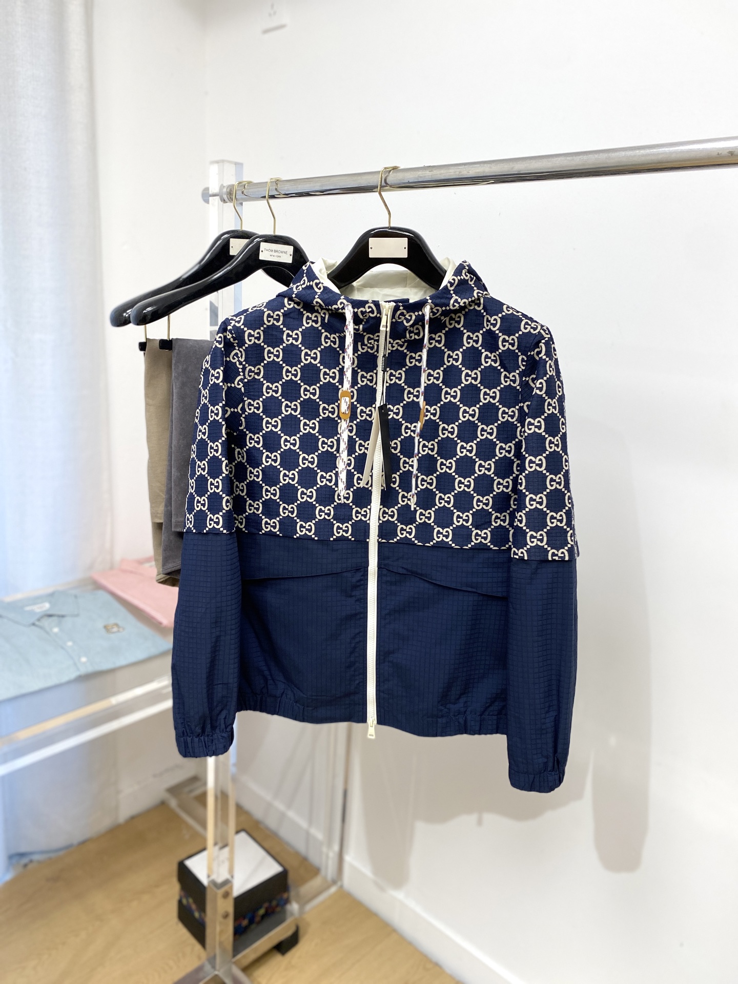 NO:514015,Guqi, 2025 new jacket jacket, fashionable and handsome, simple and versatile, top digital positioning and woven letter logo, customized original fabric, not only crisp, maintains the trendy silhouette, and is comfortable to wear, the yarn is more delicate, the number M-3XL,, jackets & coats, jackets & coats, alexander wang19860909古奇、2025新品夹克外套,时尚帅气,简约百搭款,顶级数码定位定织字母logo,定制原版面料,不仅挺括,保持潮流的廓形,又穿着舒适,纱织更细腻,码数M-3XL,,jackets & coats,jackets & coats,alexander wang,Men's clothing