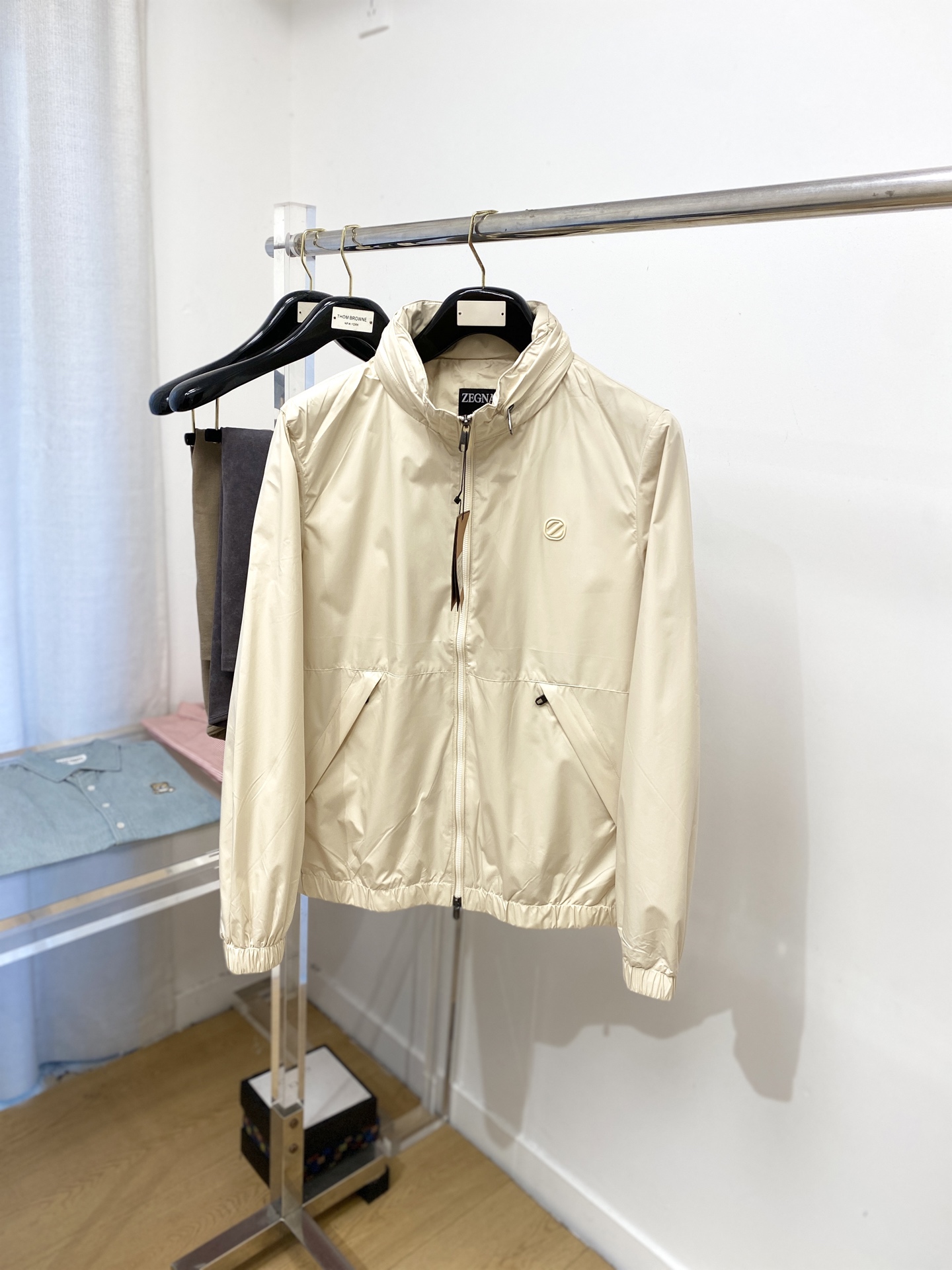 NO:514016,Zenia, 2025 new jacket jacket, fashionable and handsome, simple and versatile style, top-grade printed glue decorative letter logo on the chest, customized original fabric, not only crisp, maintains the trendy silhouette, and is comfortable to wear, the yarn weaving is more delicate, the number M-3XL, zegna, jackets & coats, jackets & coats, alexander wang19860909杰尼亚、2025新品夹克外套,时尚帅气,简约百搭款,胸前顶级印胶装饰字母logo,定制原版面料,不仅挺括,保持潮流的廓形,又穿着舒适,纱织更细腻,码数M-3XL,,zegna,jackets & coats,jackets & coats,alexander wang,Men's clothing